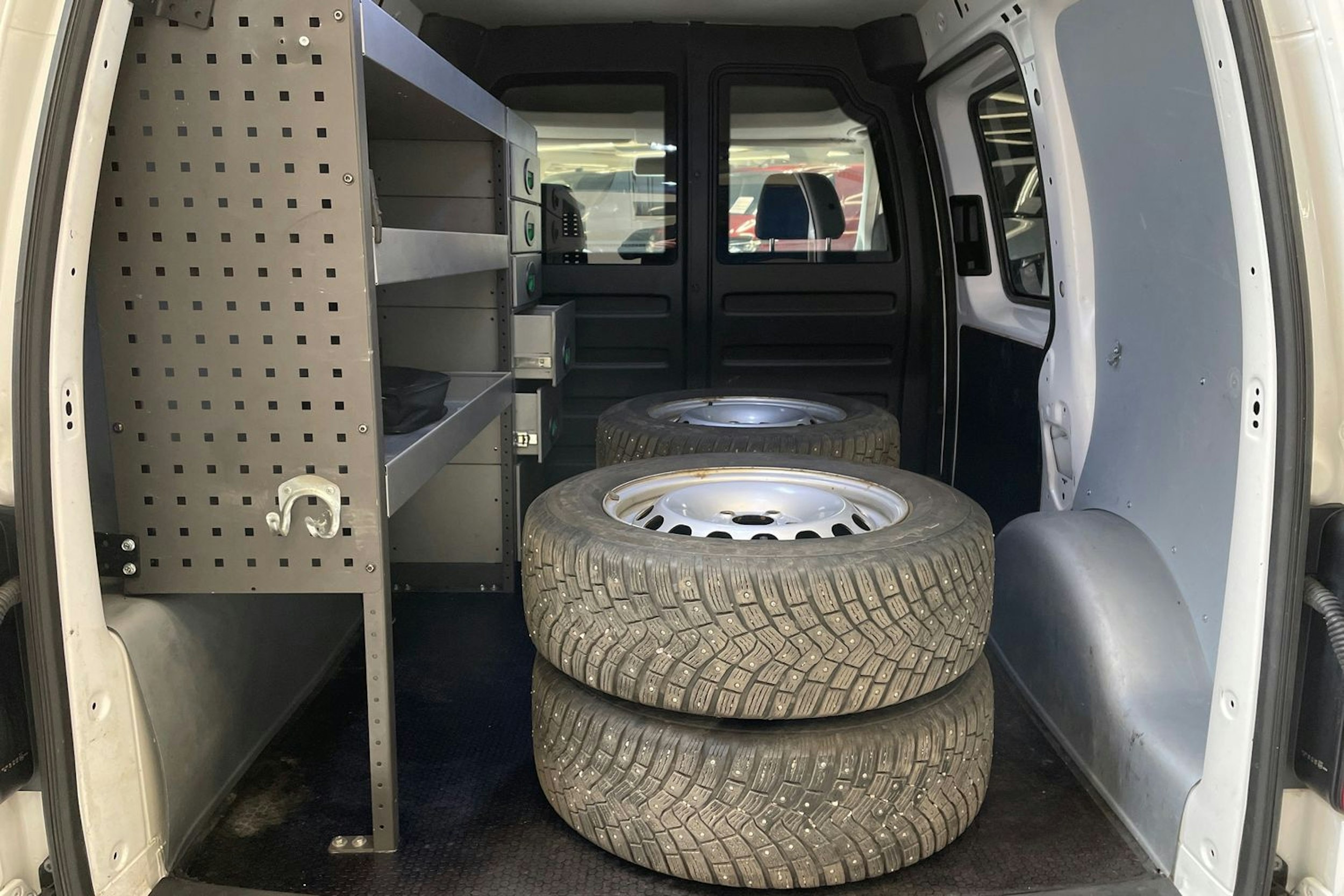 valkoinen Volkswagen Caddy 2019 kuva 18.