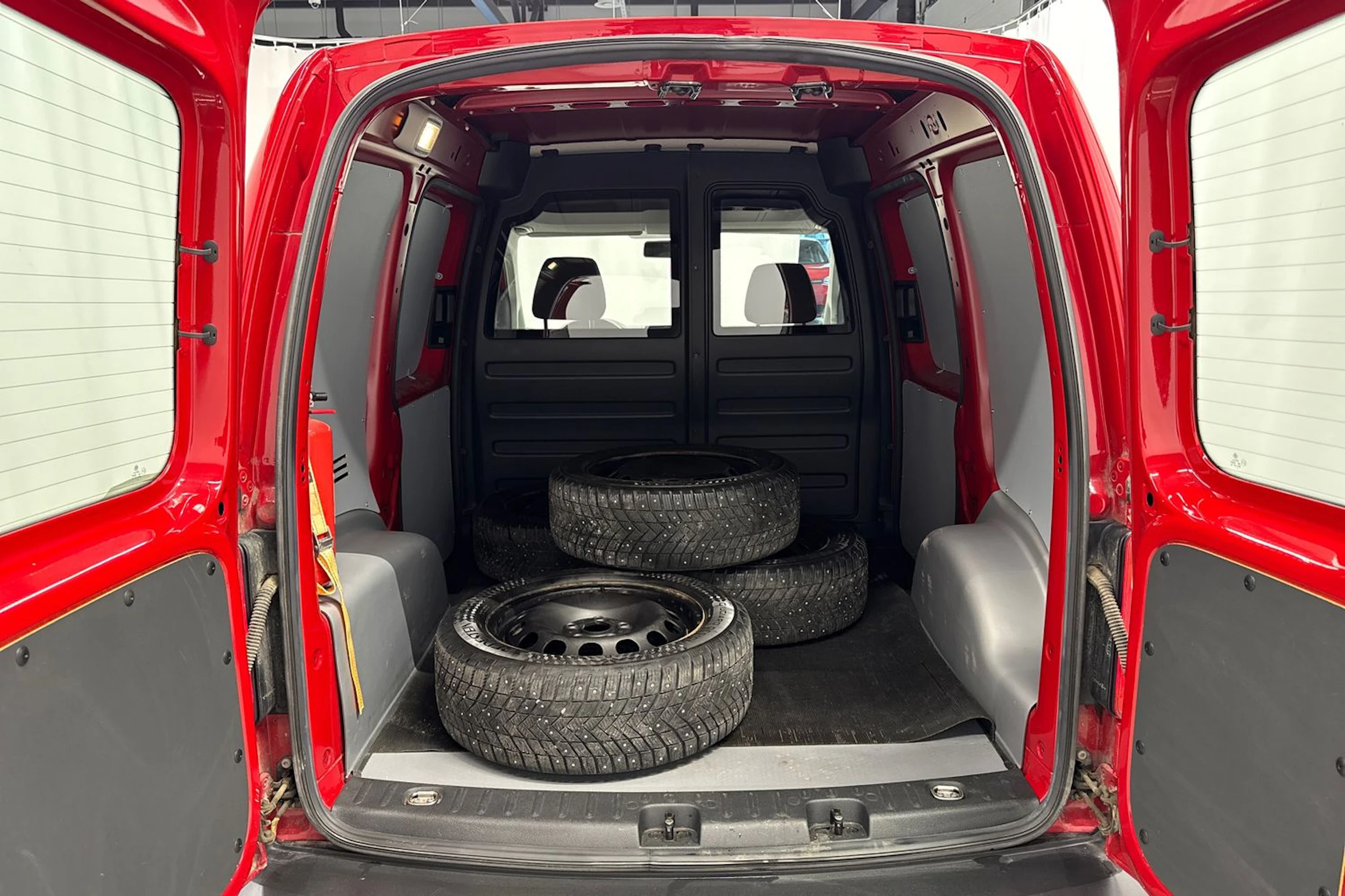 punainen Volkswagen Caddy 2020 kuva 10.