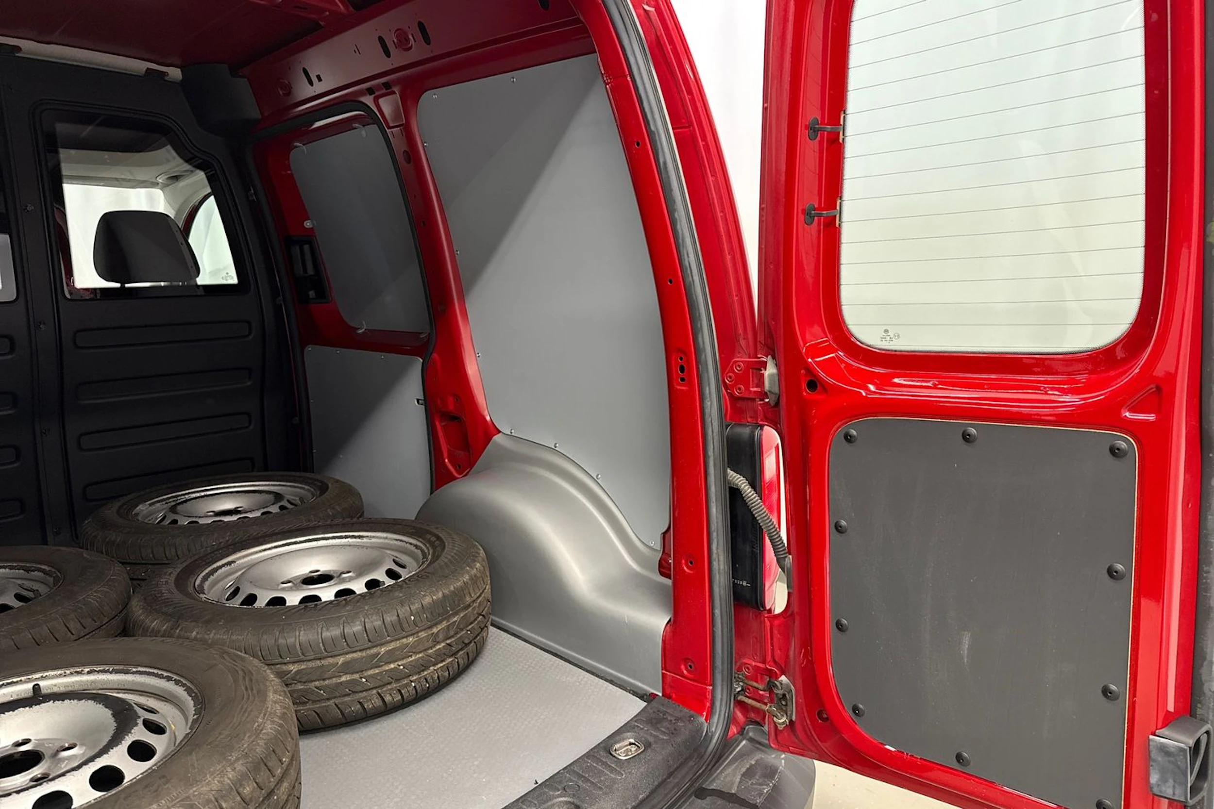 punainen Volkswagen Caddy 2020 kuva 20.