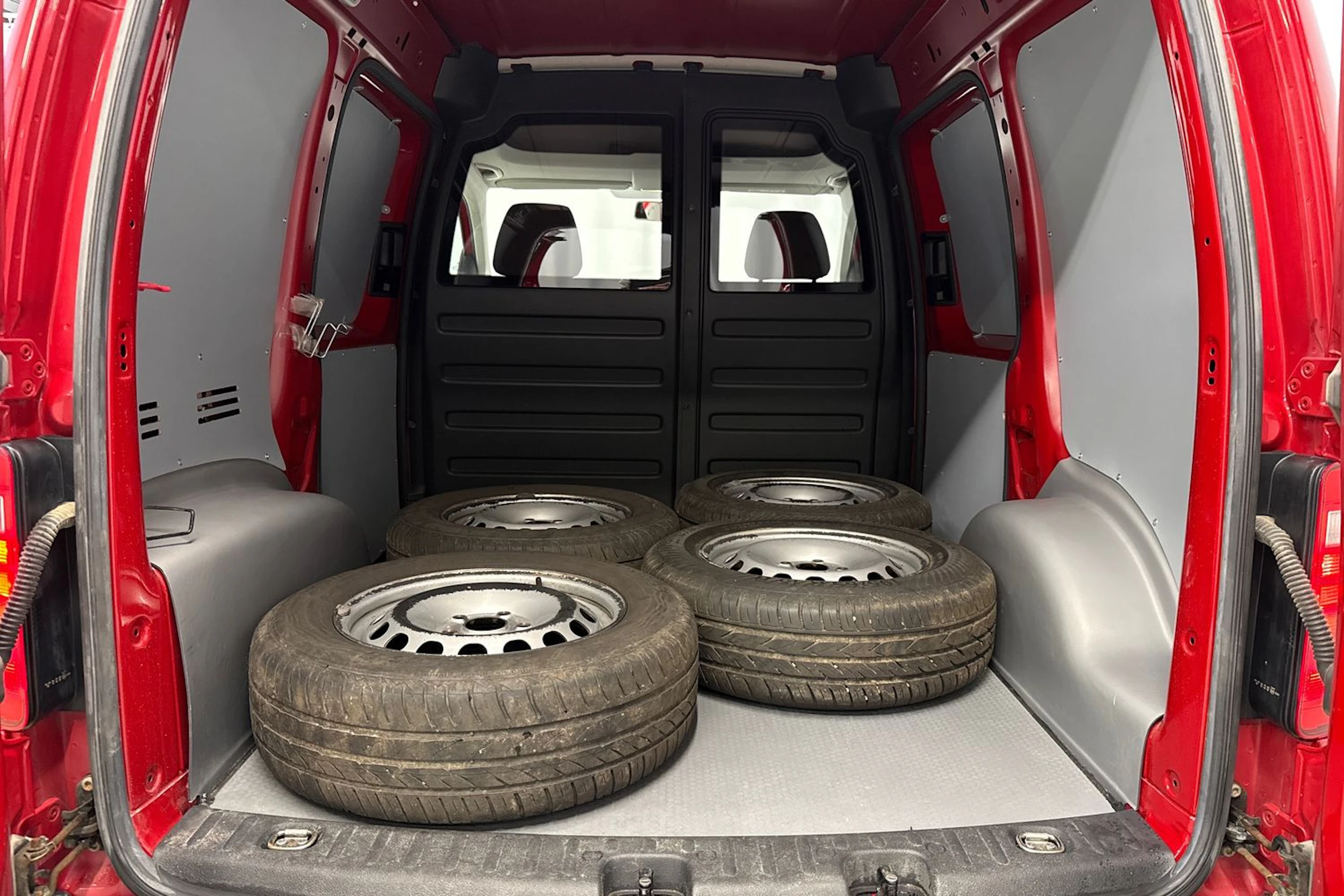 punainen Volkswagen Caddy 2020 kuva 21.