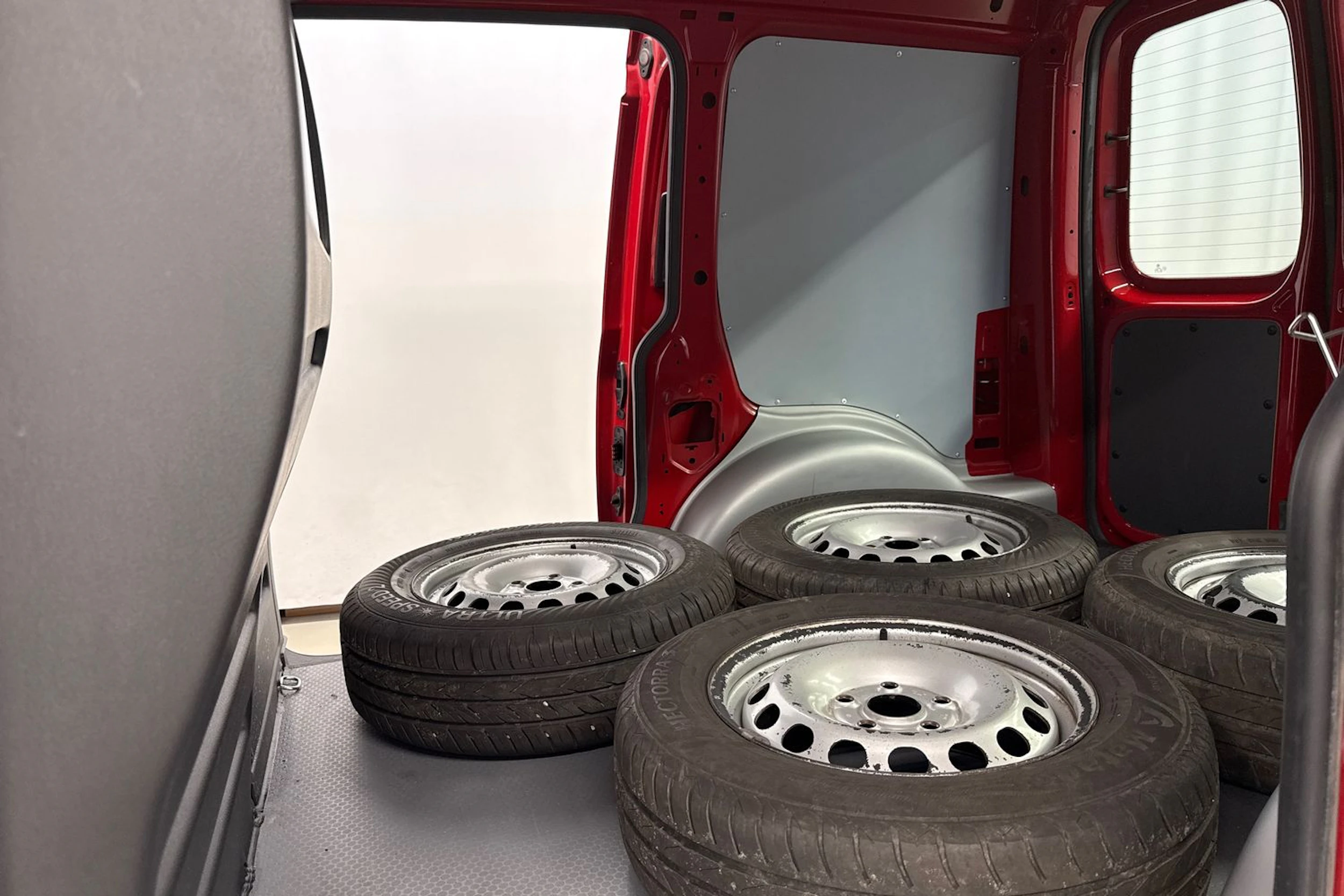 punainen Volkswagen Caddy 2020 kuva 24.