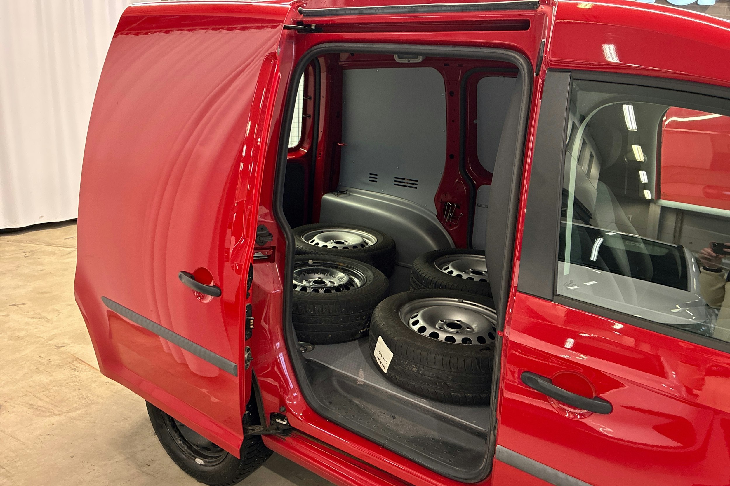 punainen Volkswagen Caddy 2019 kuva 22.