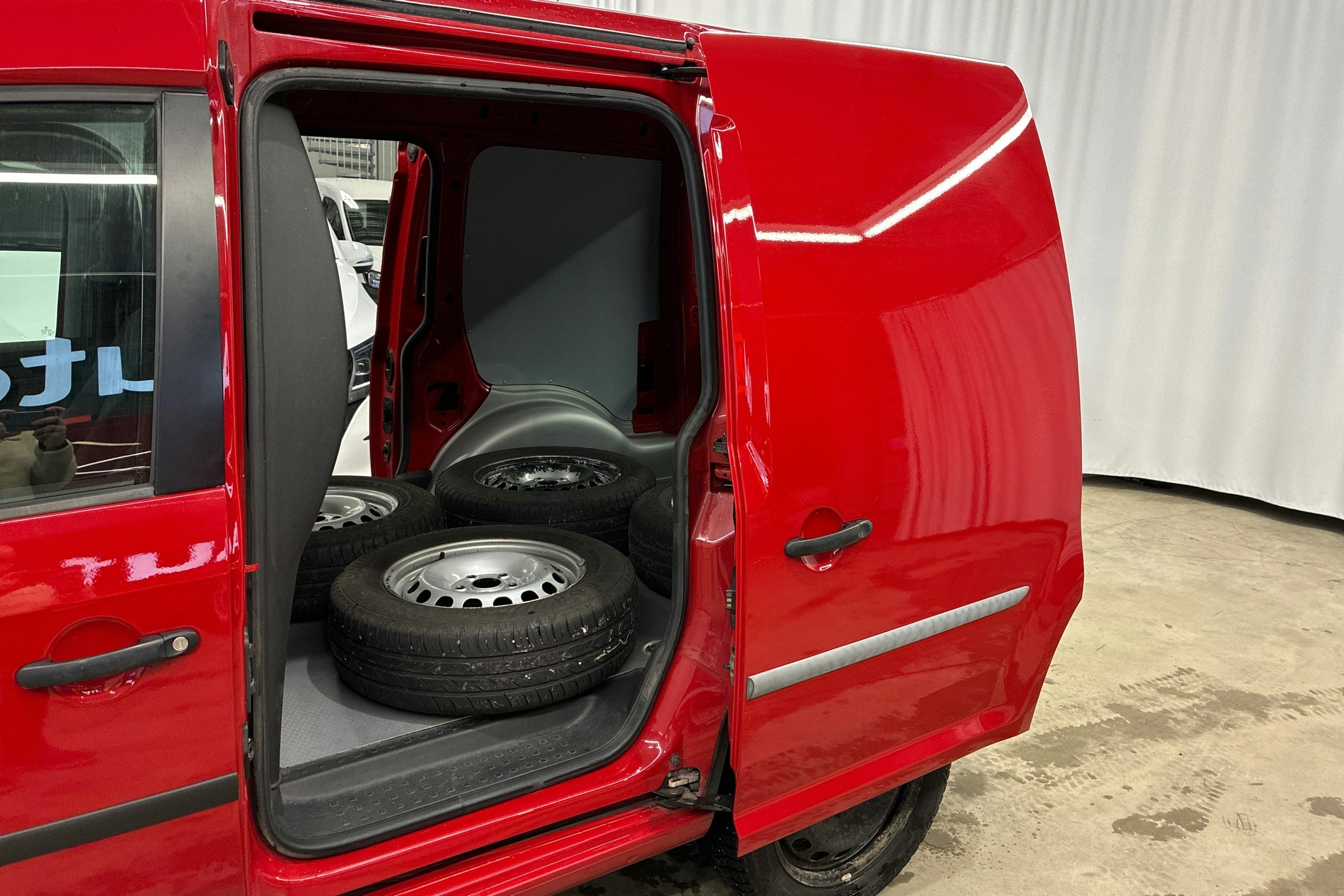 punainen Volkswagen Caddy 2019 kuva 23.