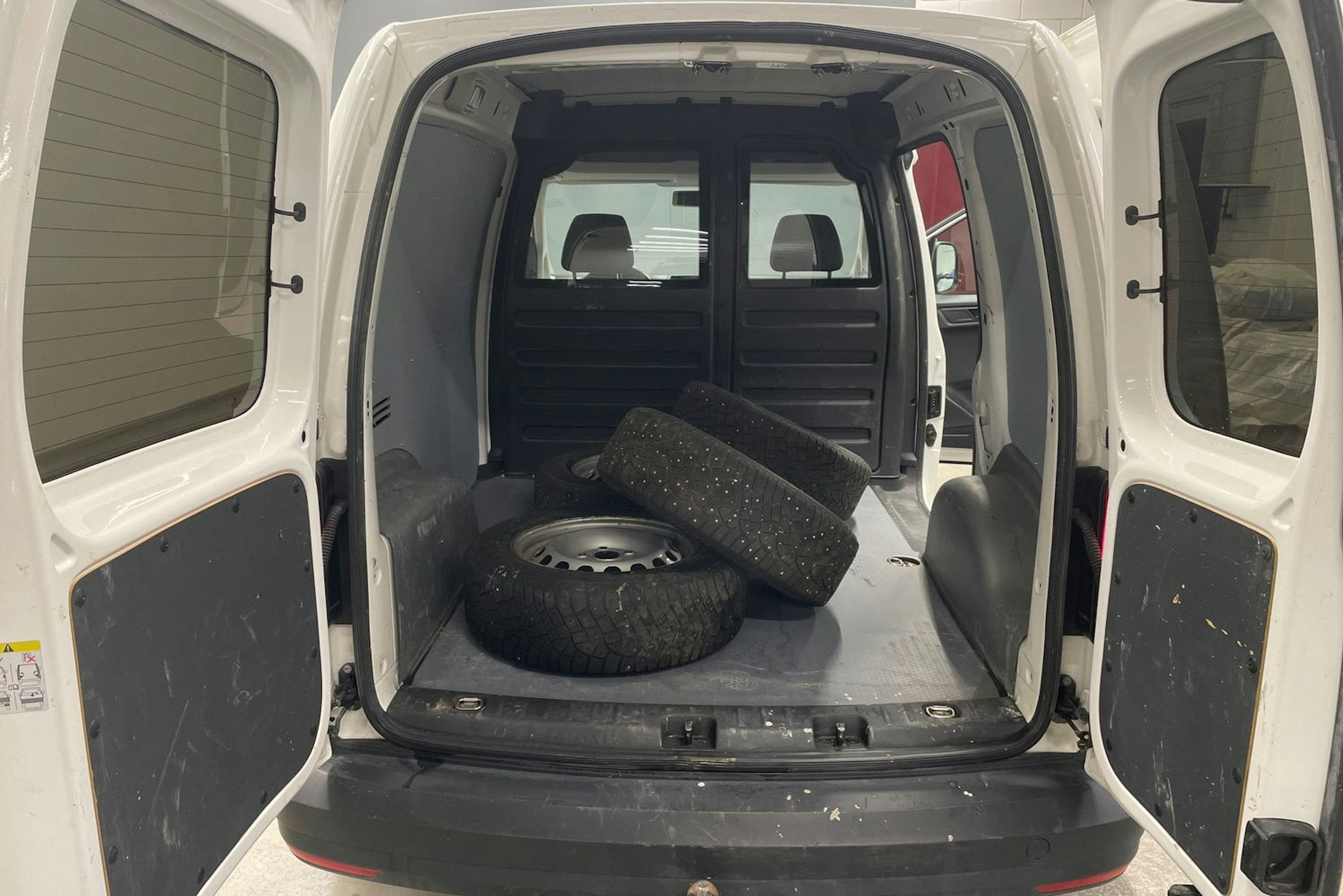 valkoinen Volkswagen Caddy 2019 kuva 18.