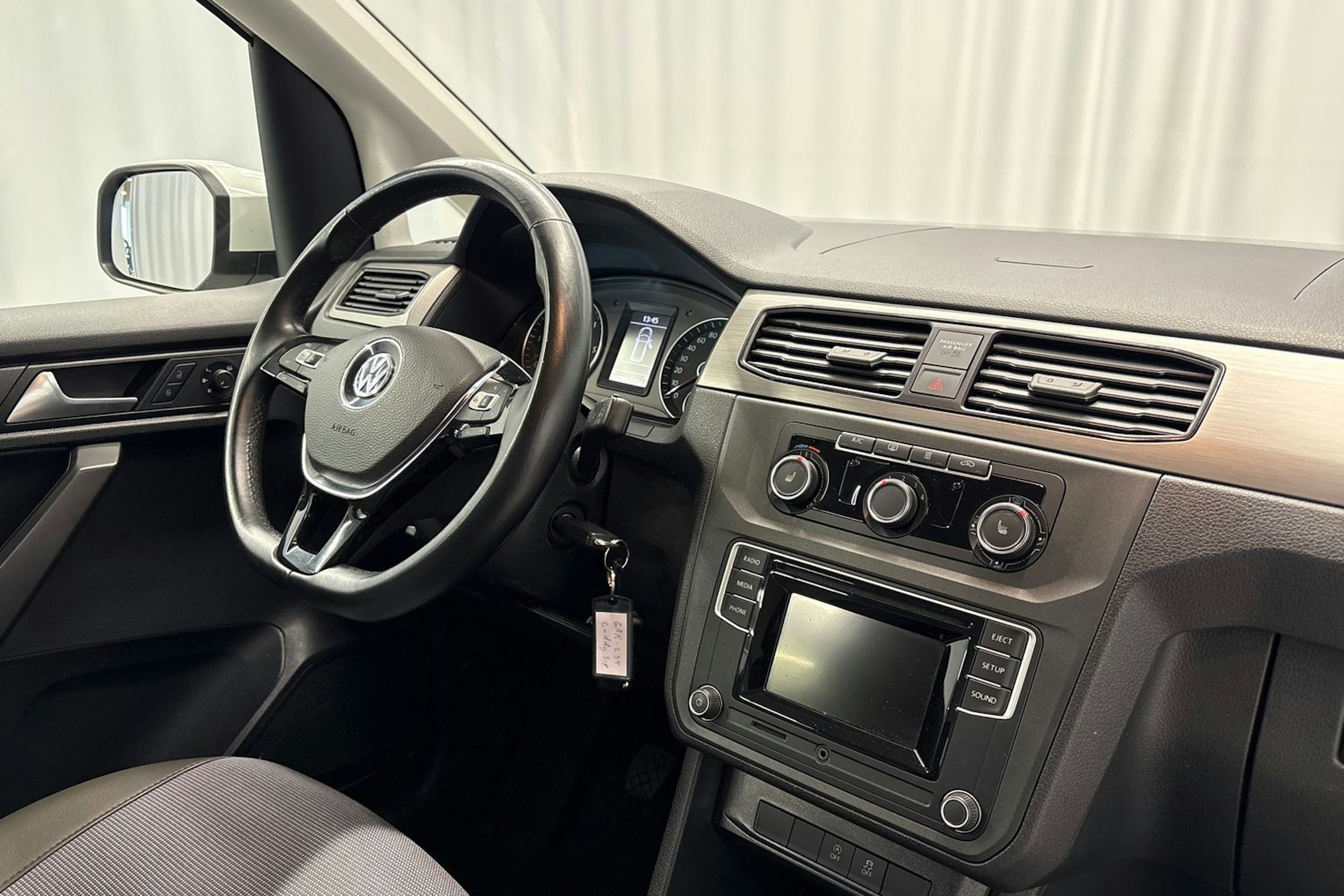 valkoinen Volkswagen Caddy 2019 kuva 13.