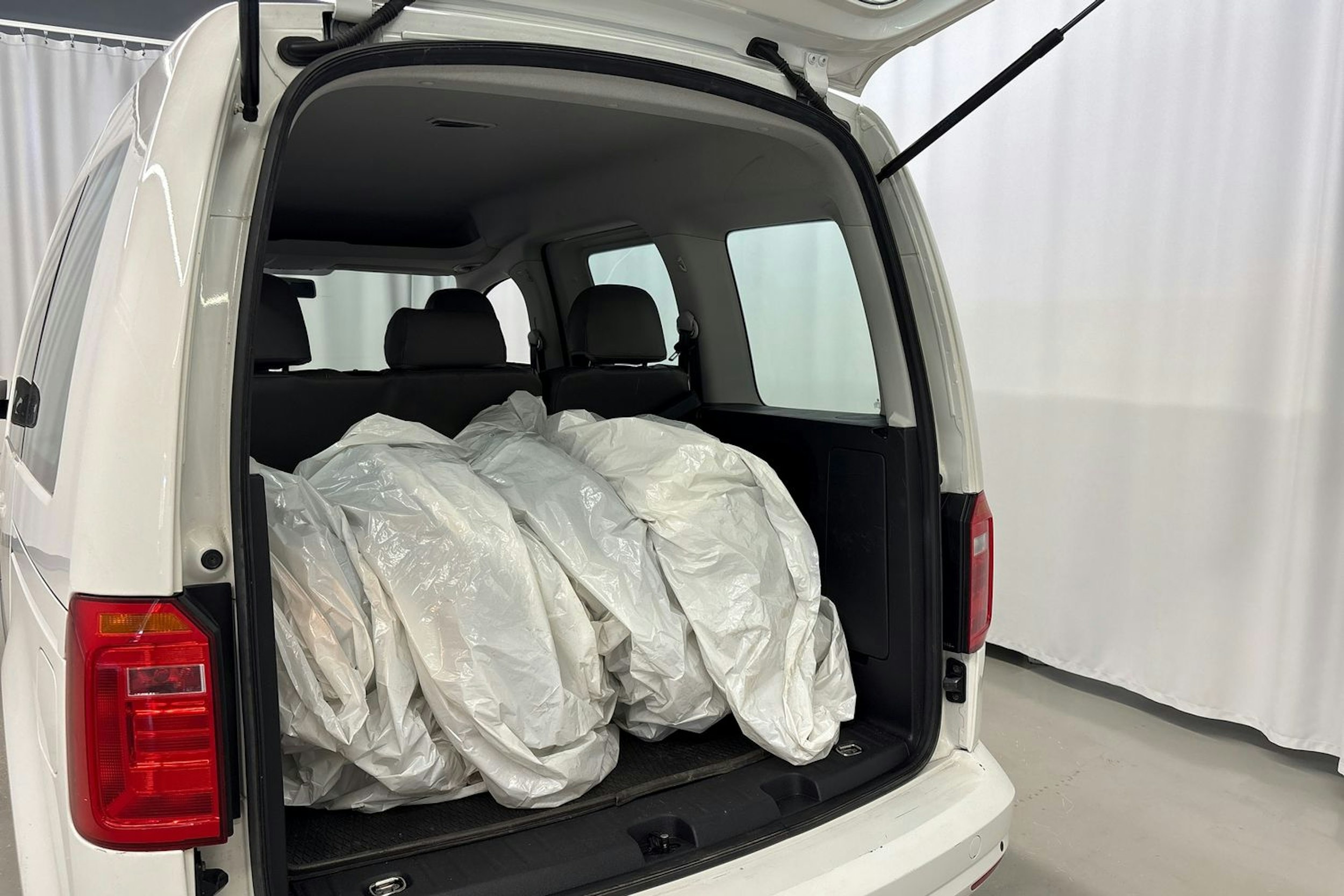 valkoinen Volkswagen Caddy 2019 kuva 24.