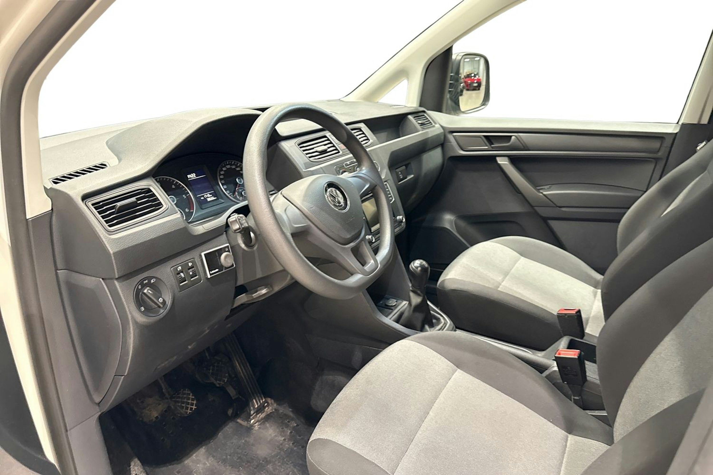 Valkoinen Volkswagen Caddy 2019 kuva 7.