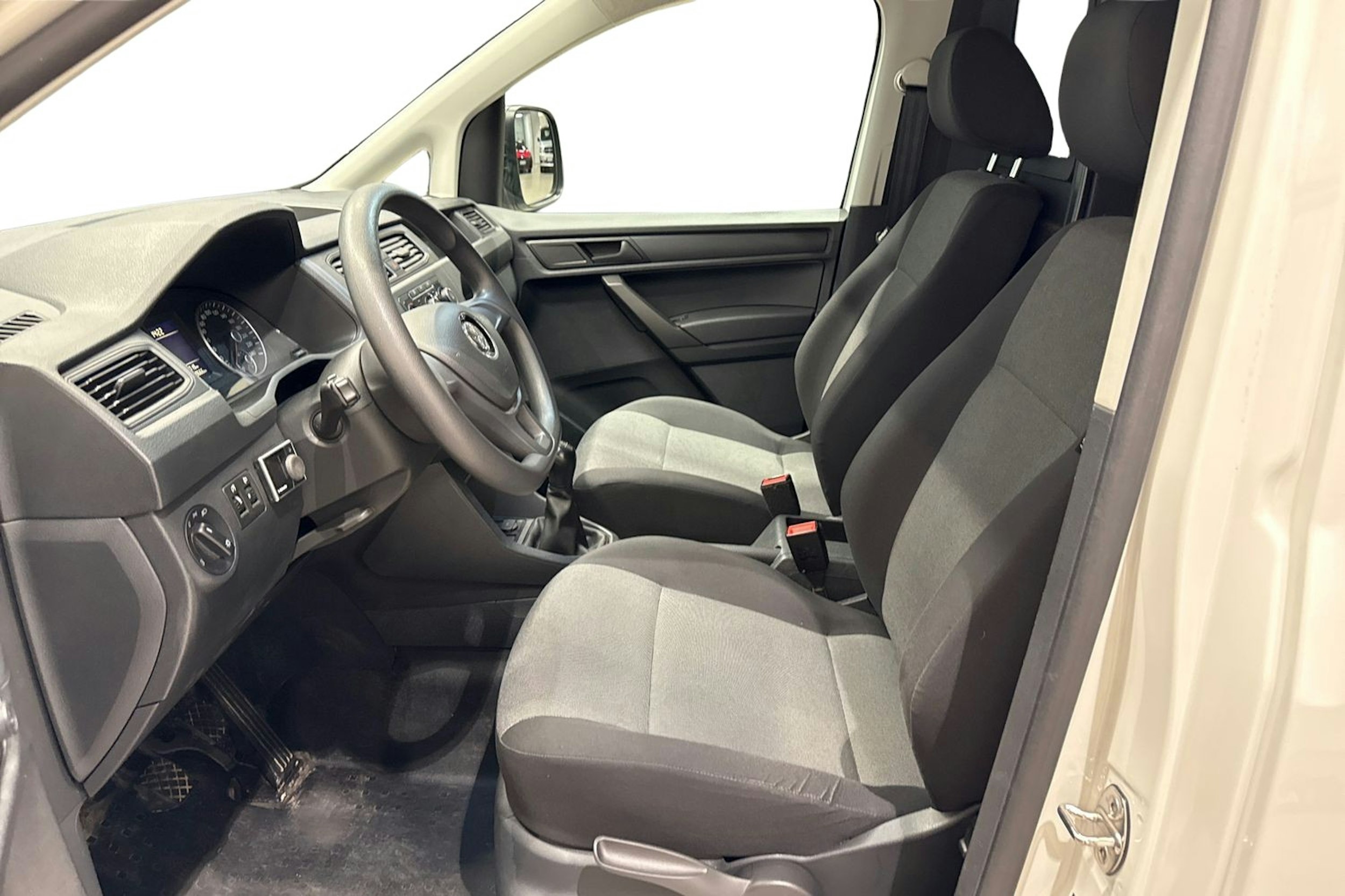 Valkoinen Volkswagen Caddy 2019 kuva 9.