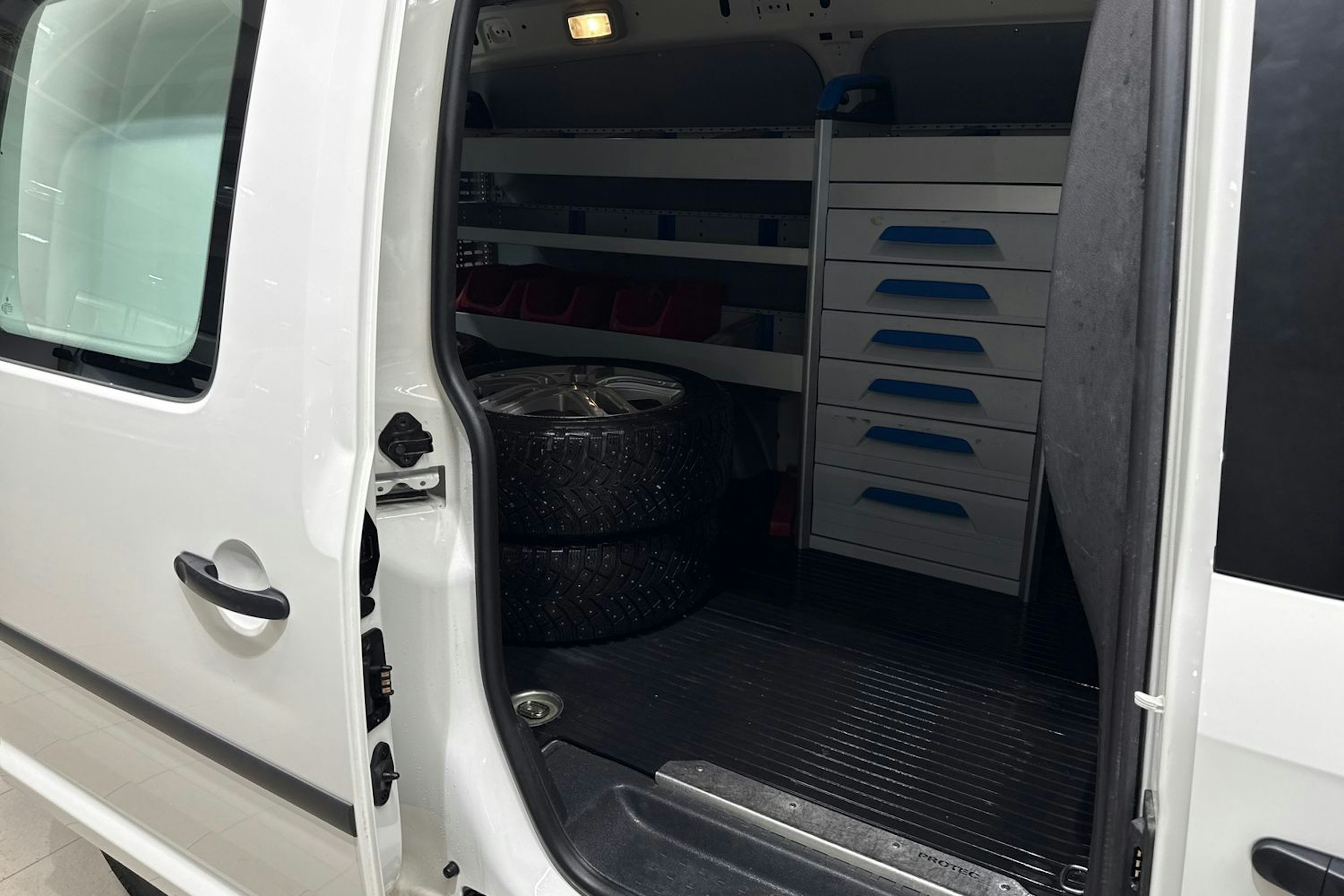 Valkoinen Volkswagen Caddy 2019 kuva 16.