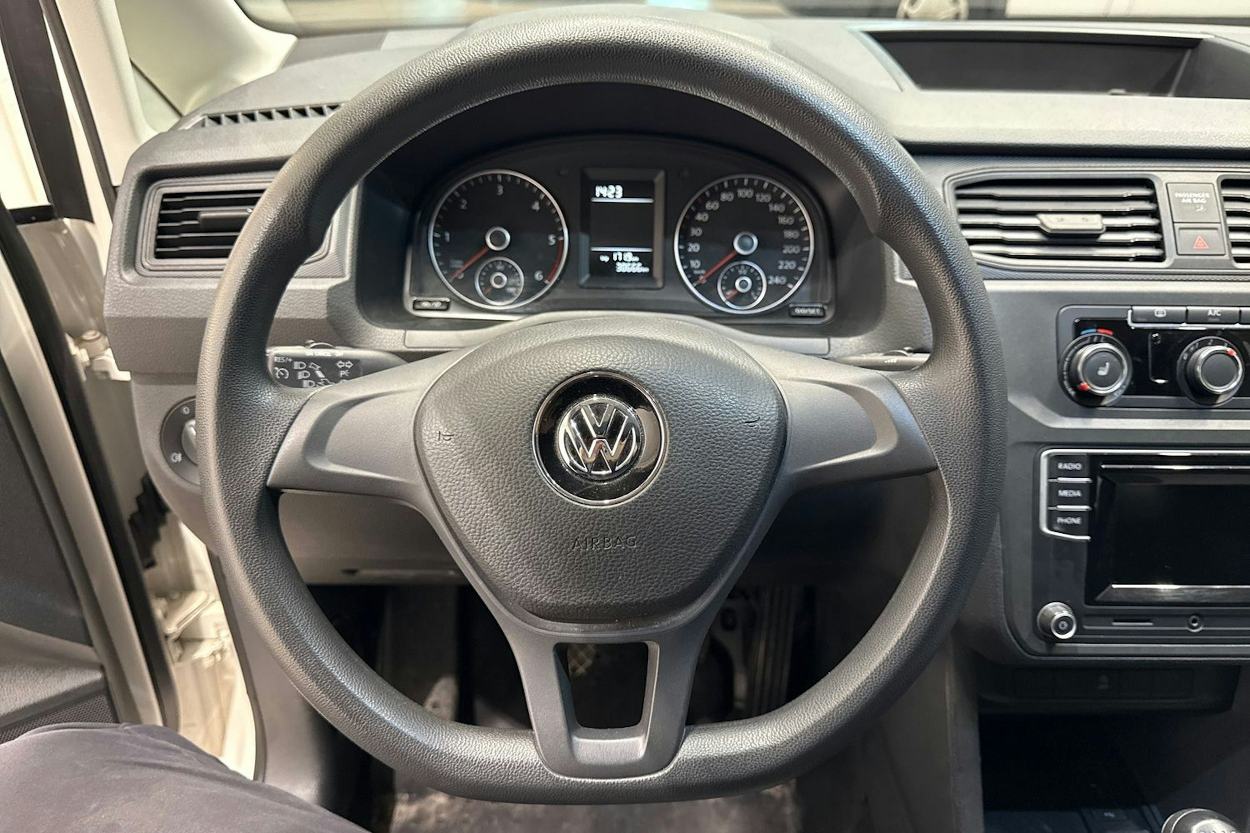 Valkoinen Volkswagen Caddy 2019 kuva 17.