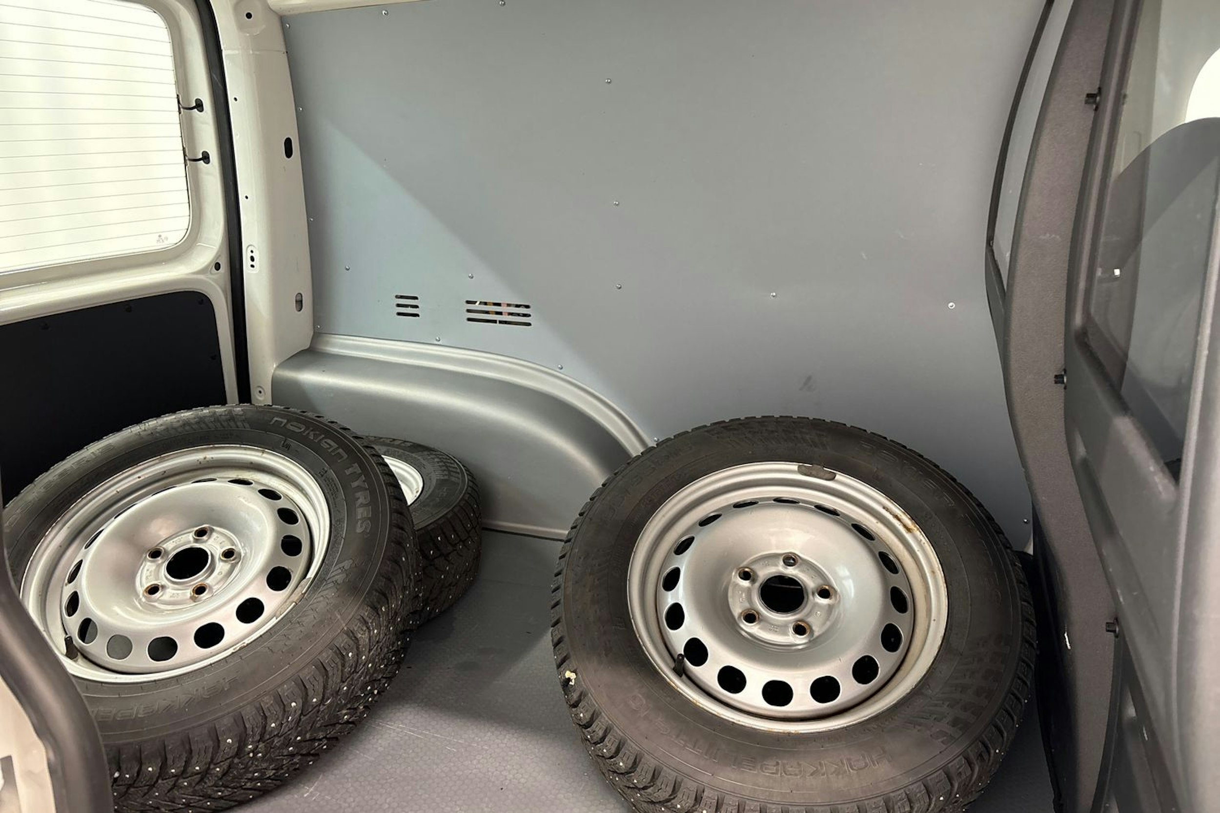 valkoinen Volkswagen Caddy 2019 kuva 13.