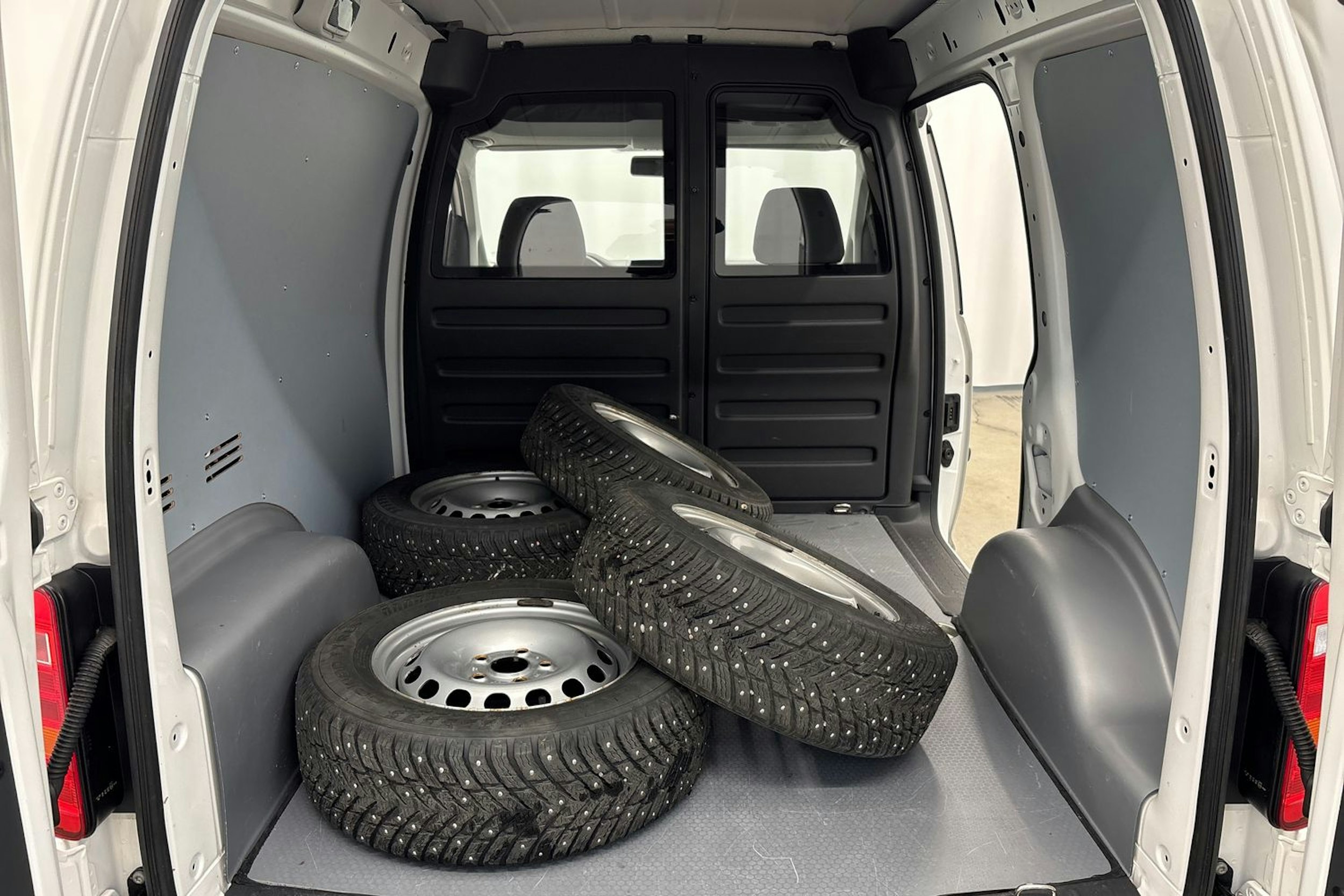 valkoinen Volkswagen Caddy 2019 kuva 14.