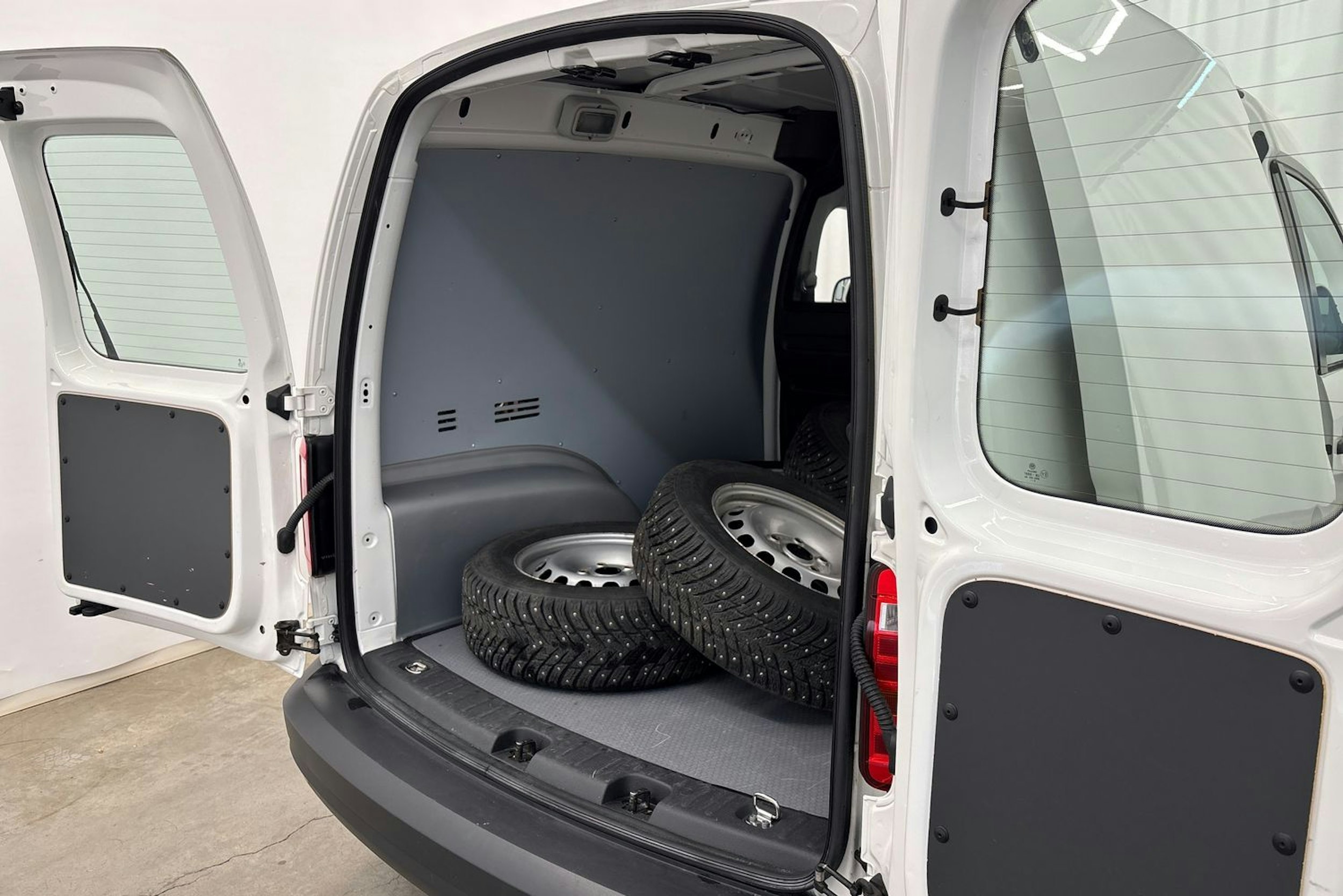 valkoinen Volkswagen Caddy 2019 kuva 15.