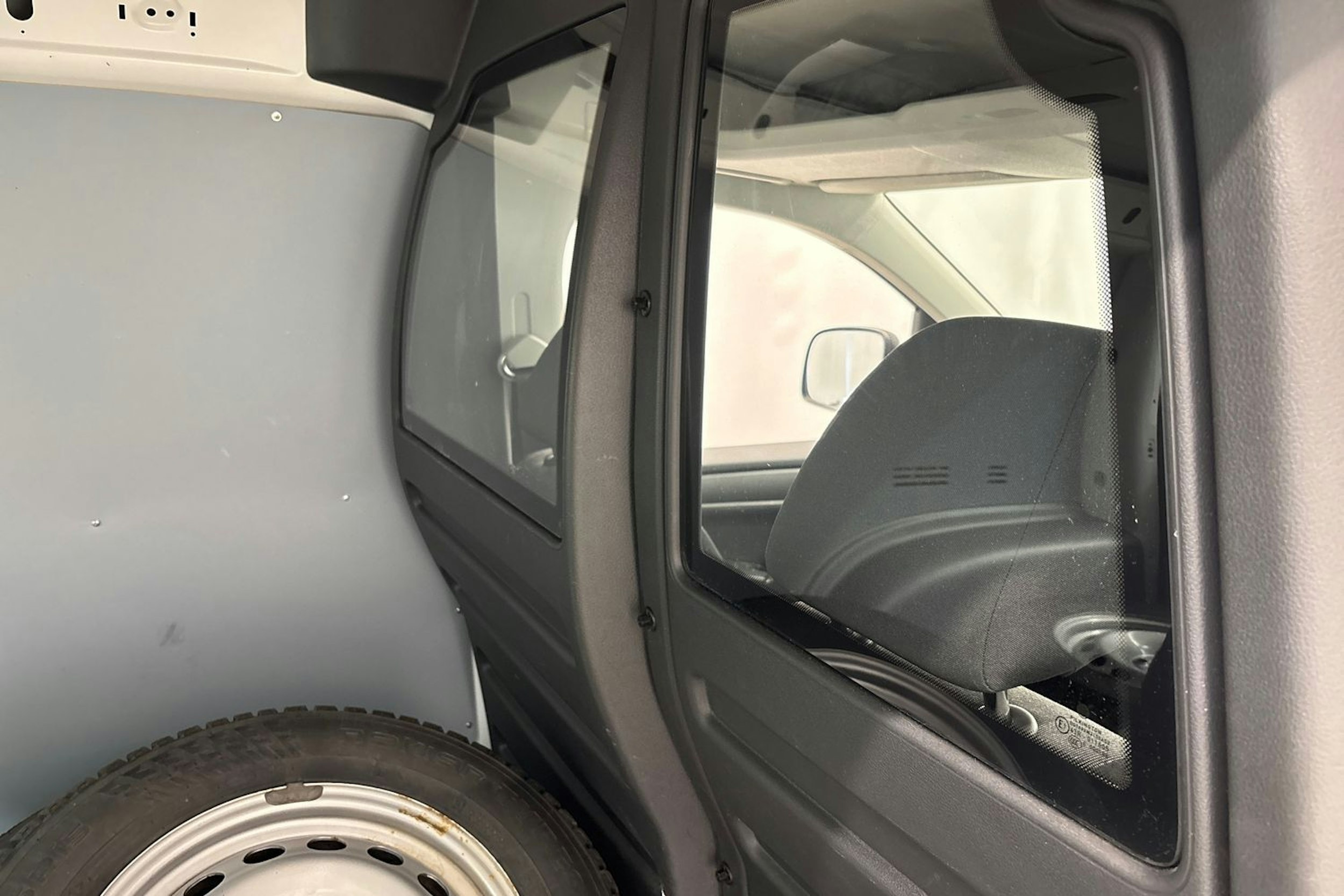 valkoinen Volkswagen Caddy 2019 kuva 20.