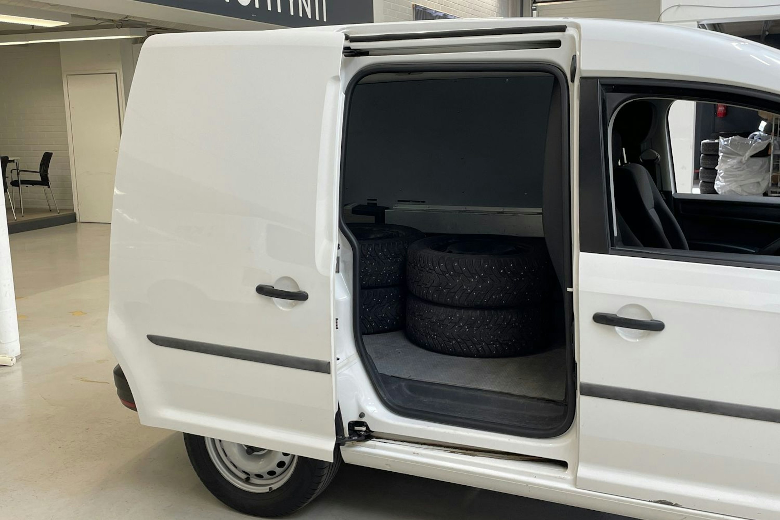 valkoinen Volkswagen Caddy 2019 kuva 12.