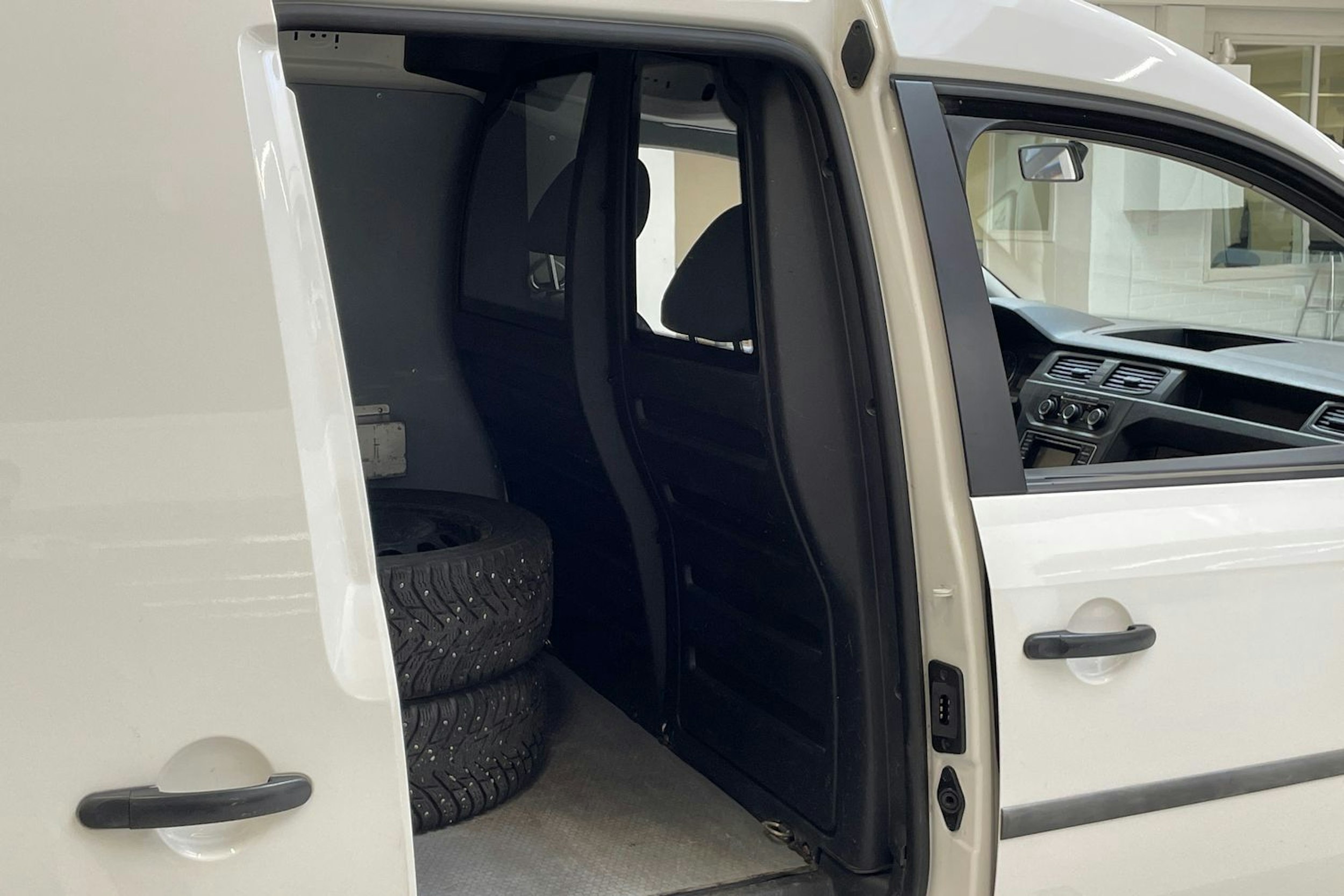 valkoinen Volkswagen Caddy 2019 kuva 13.