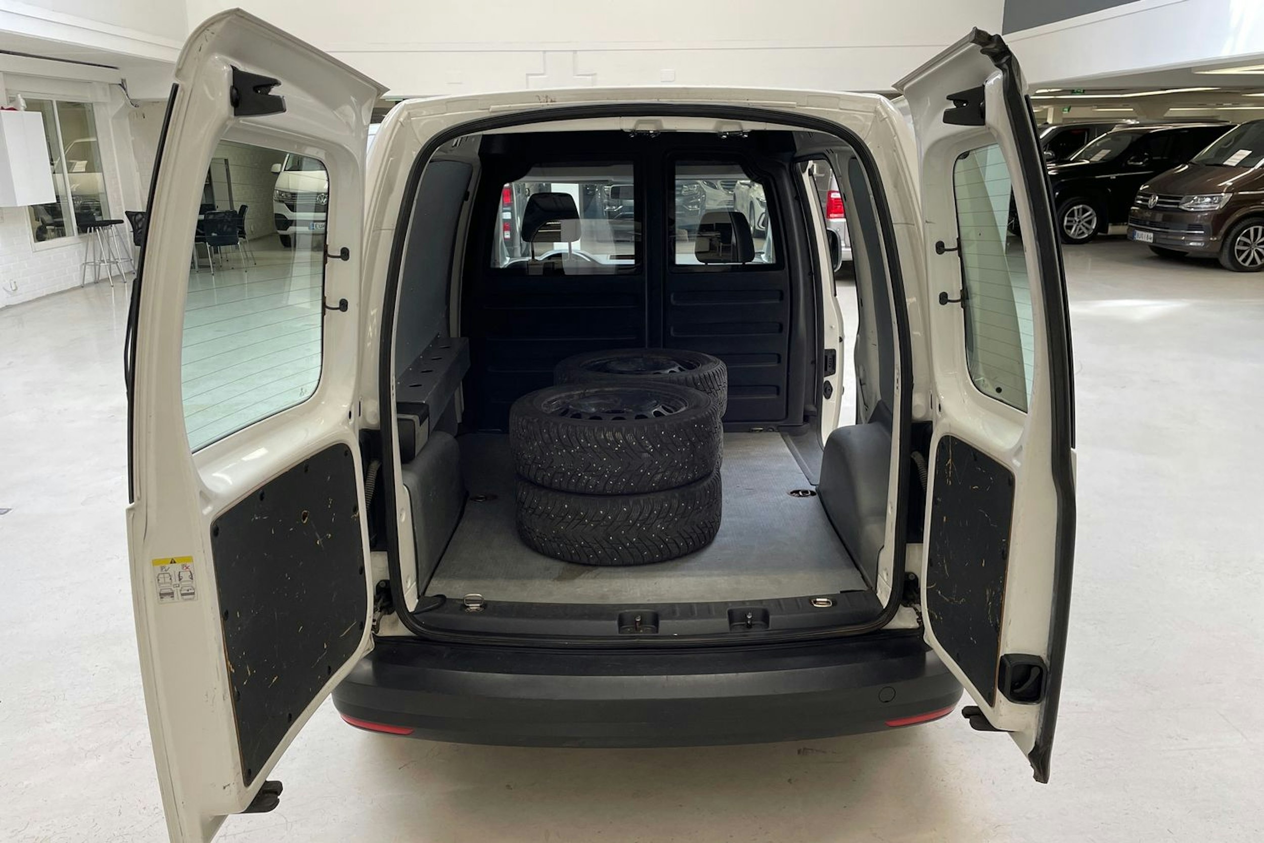 valkoinen Volkswagen Caddy 2019 kuva 14.