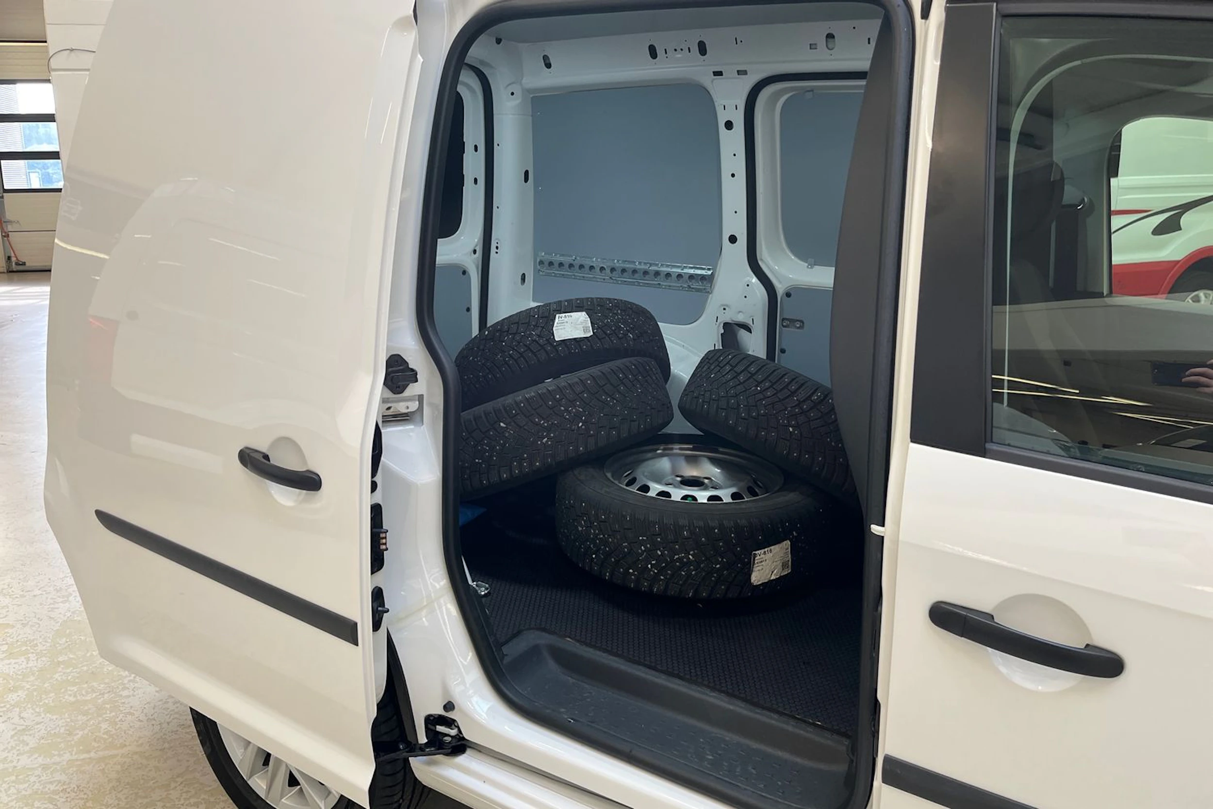valkoinen Volkswagen Caddy 2020 kuva 13.