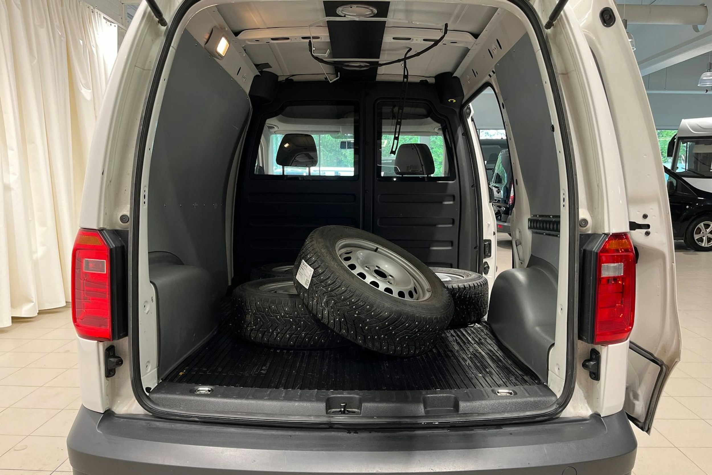 Valkoinen Volkswagen CADDY 2020 kuva 14.