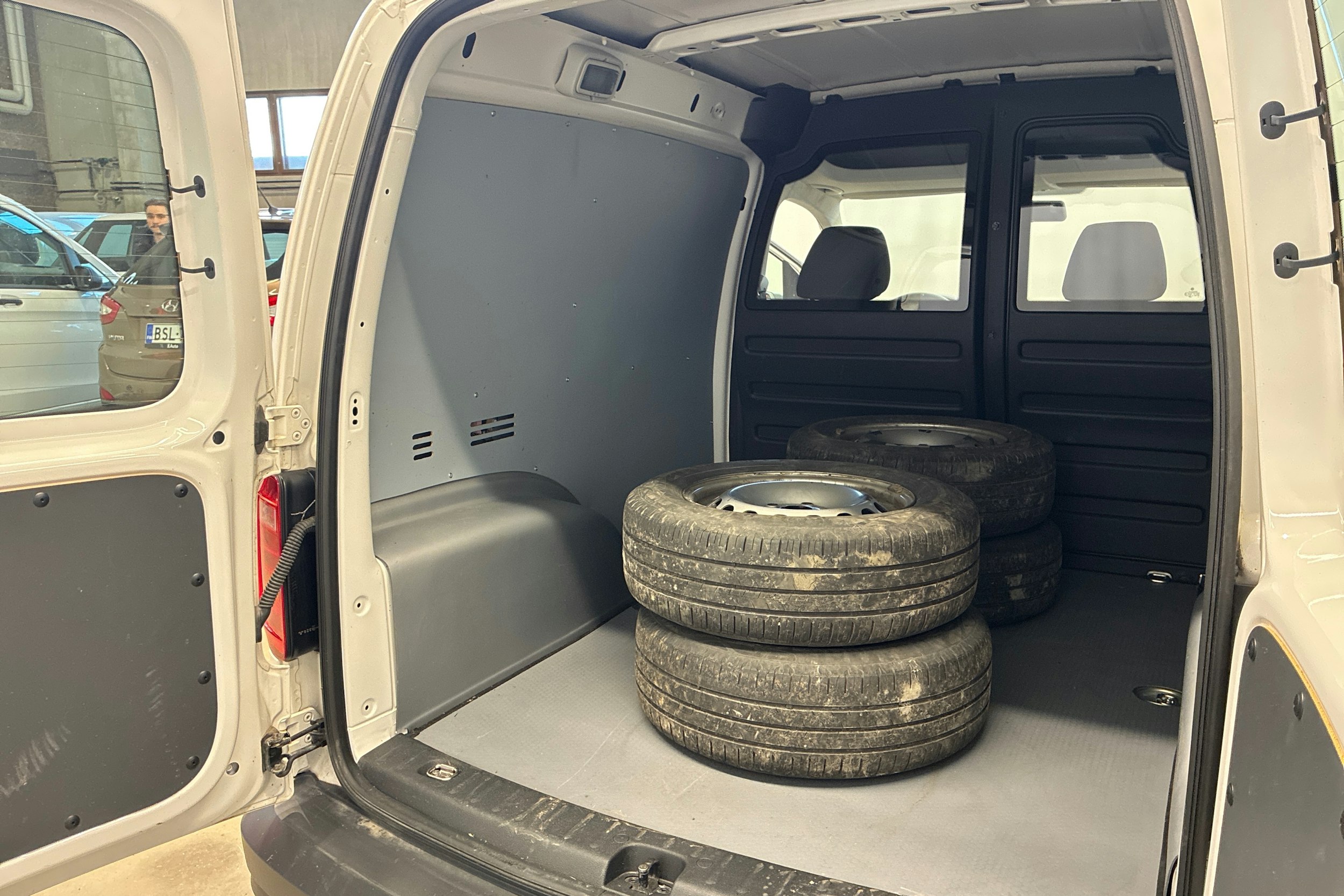 valkoinen Volkswagen Caddy 2020 kuva 13.