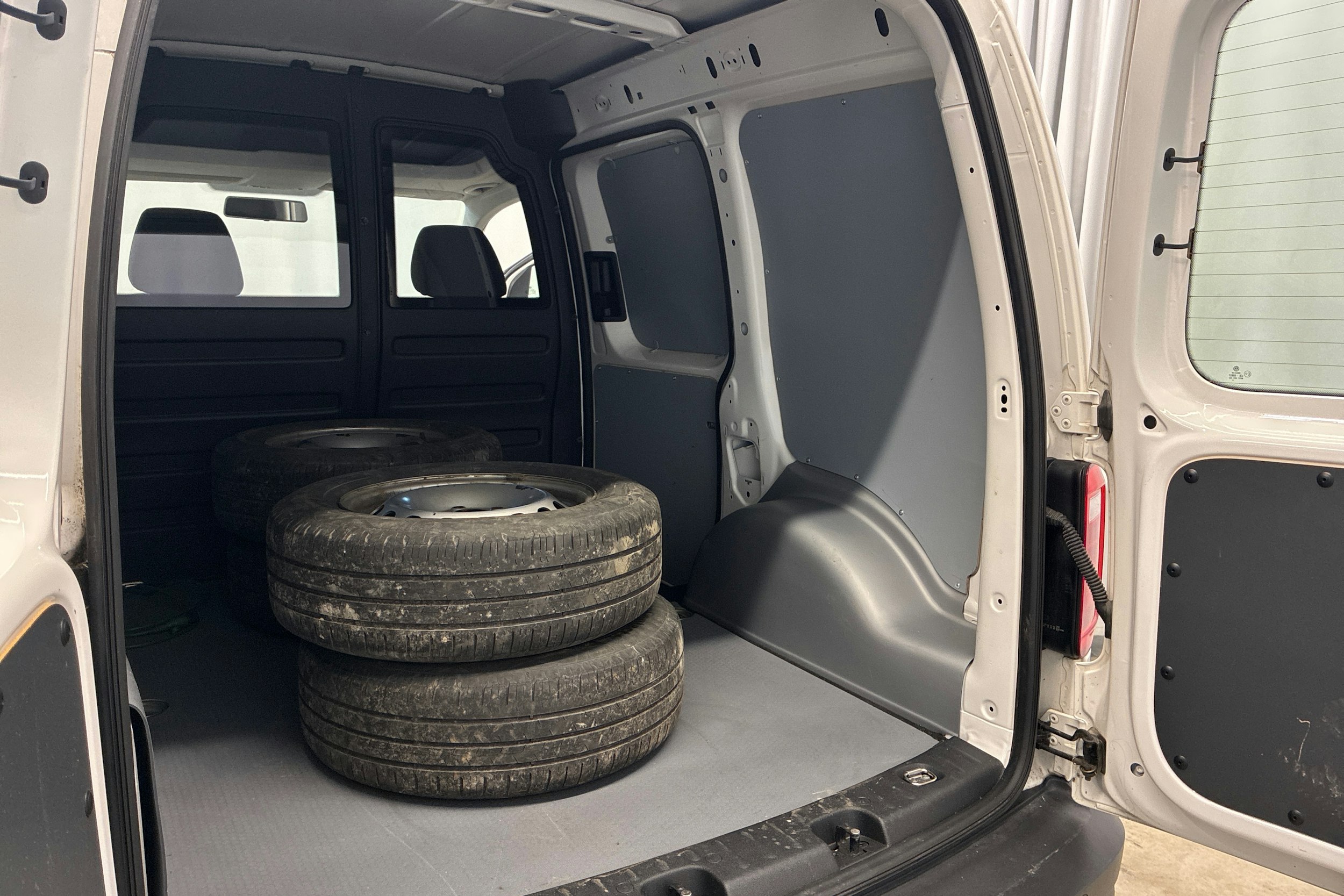 valkoinen Volkswagen Caddy 2020 kuva 15.