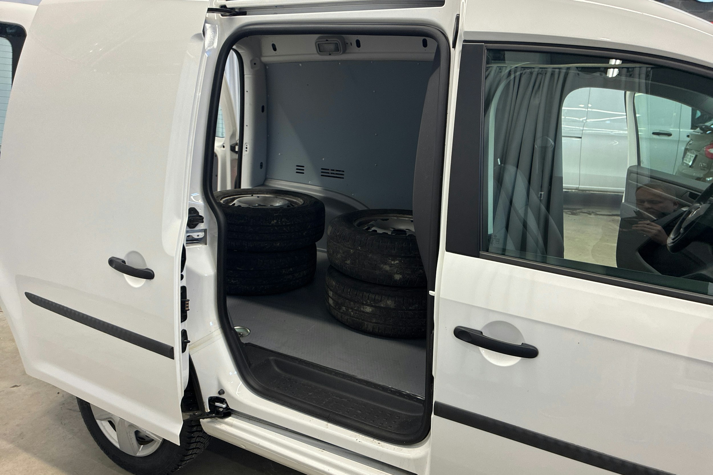 valkoinen Volkswagen Caddy 2020 kuva 16.