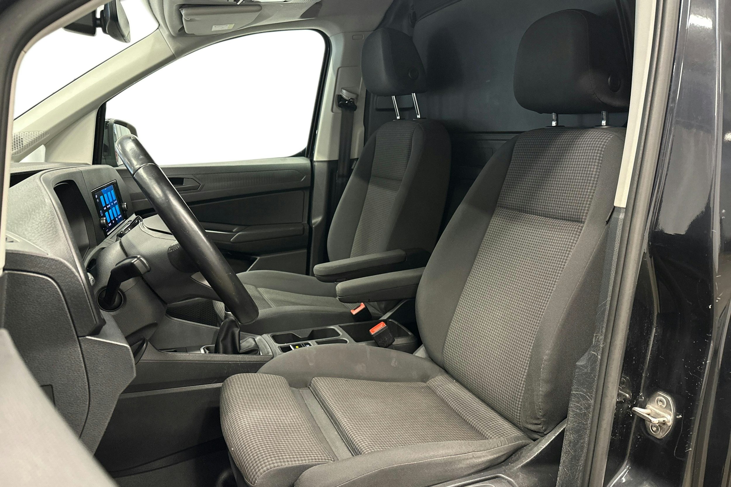 musta Volkswagen Caddy 2021 kuva 11.