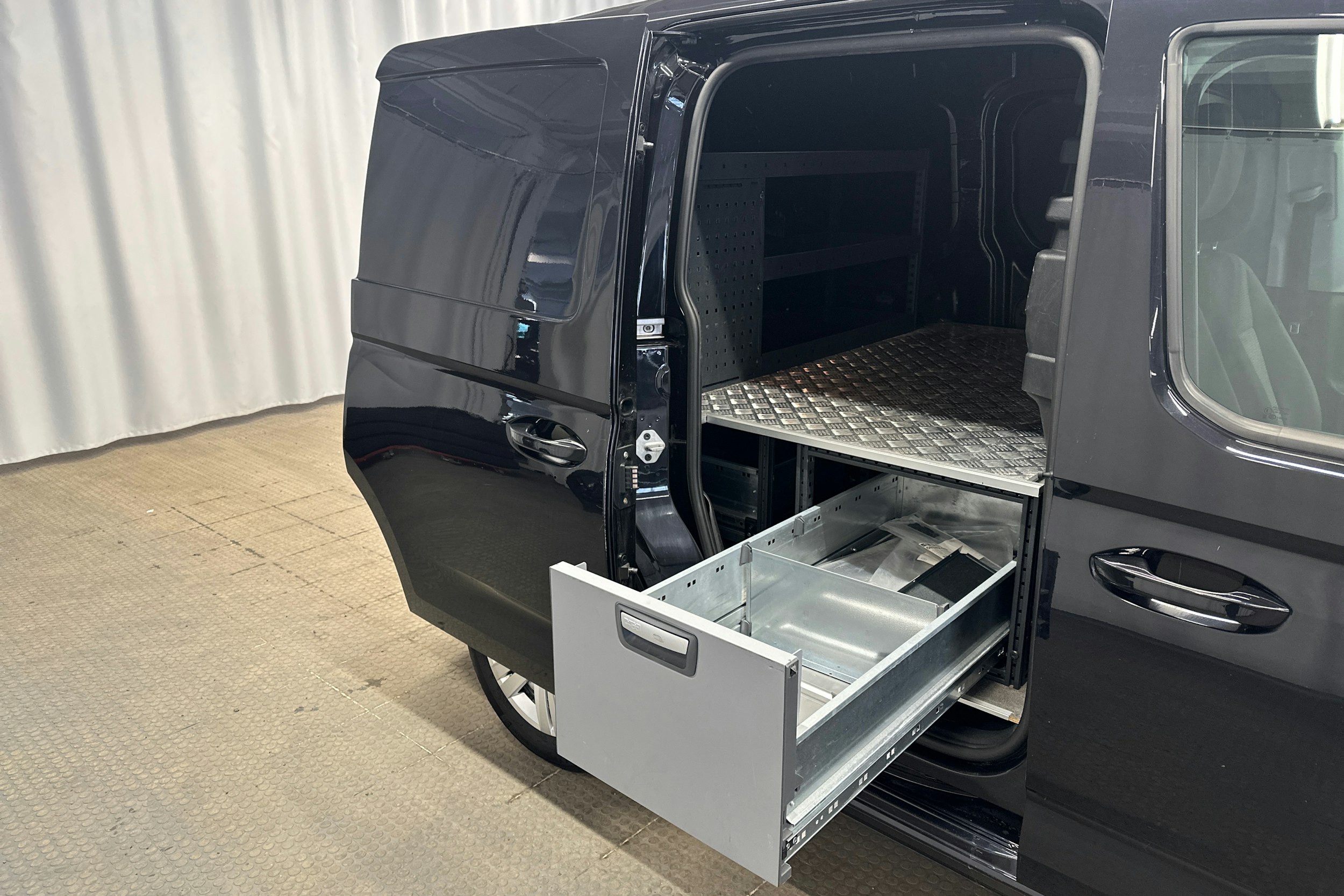 musta Volkswagen Caddy 2021 kuva 17.