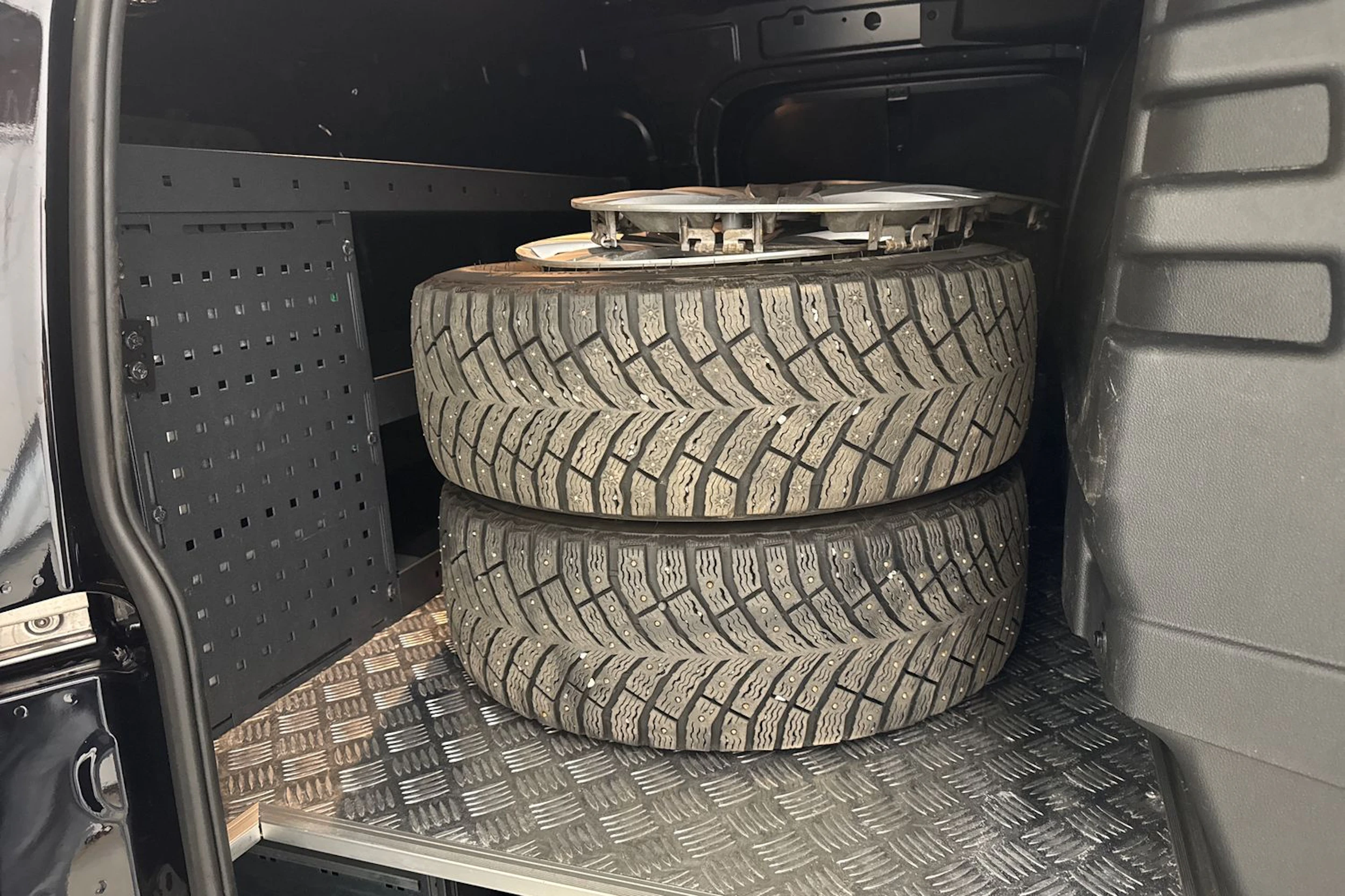 musta Volkswagen Caddy 2021 kuva 28.