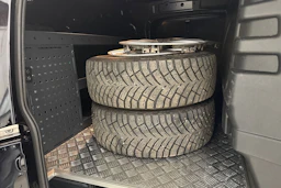 musta Volkswagen Caddy 2021 kuva 28.