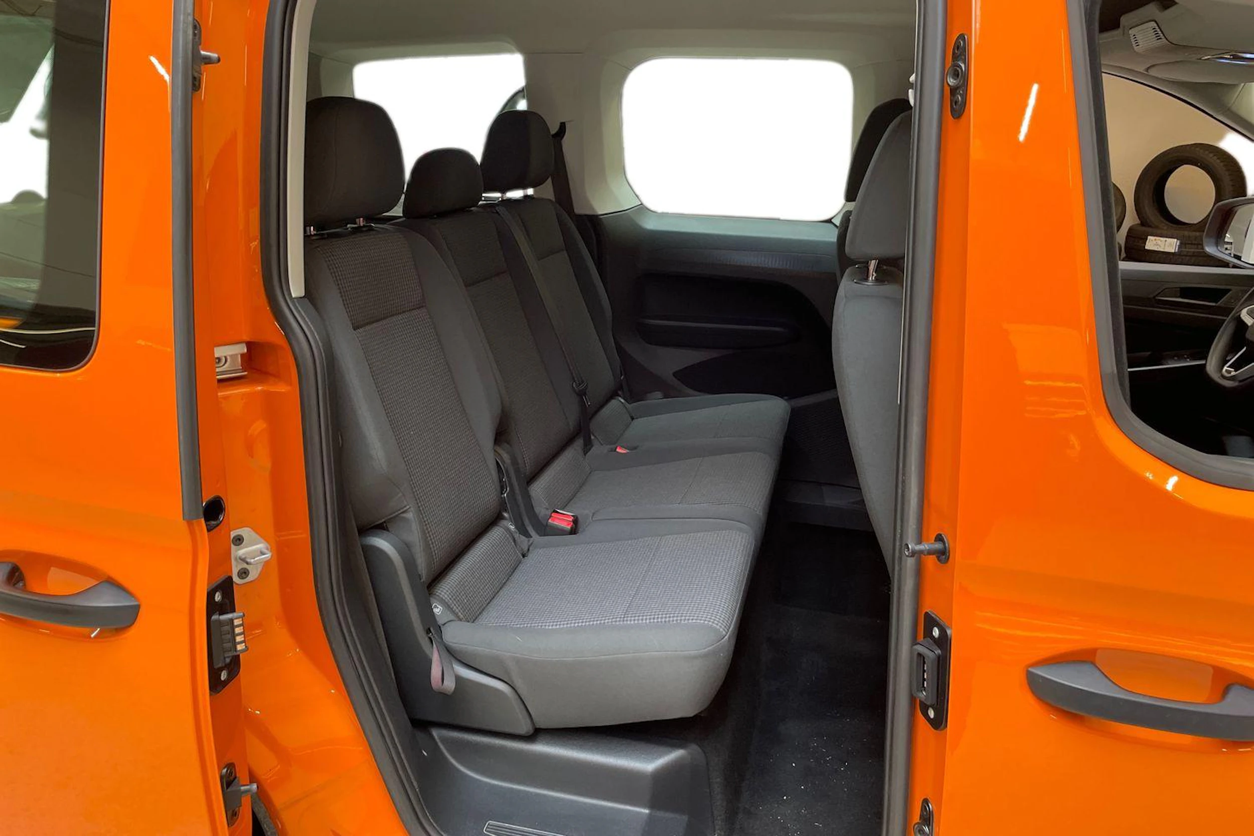 oranssi Volkswagen Caddy 2021 kuva 11.