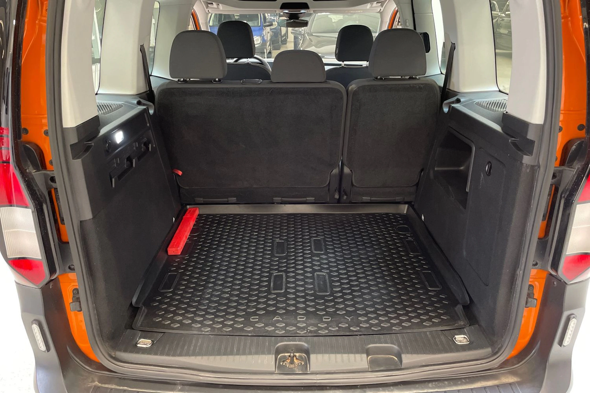 oranssi Volkswagen Caddy 2021 kuva 15.