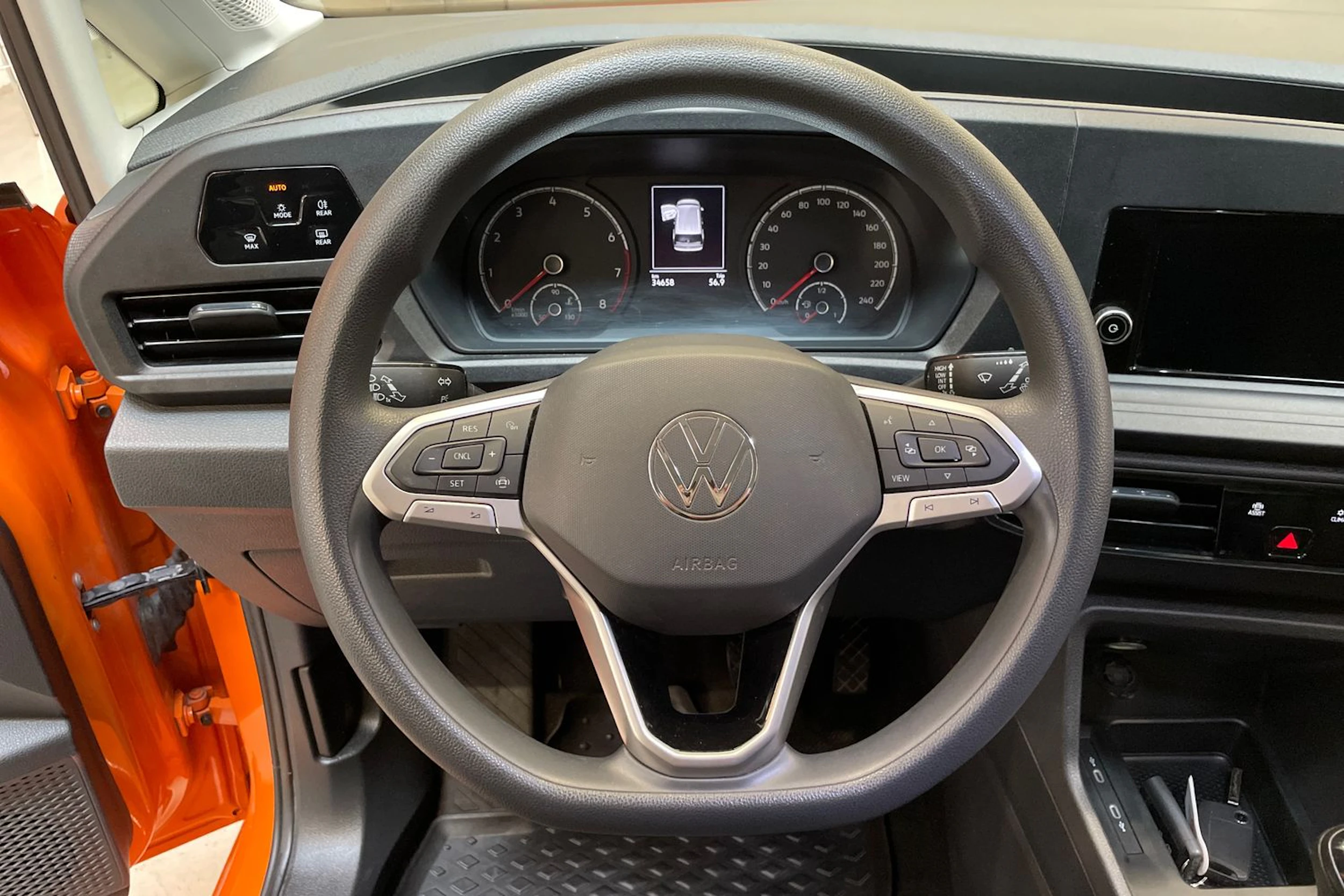 oranssi Volkswagen Caddy 2021 kuva 16.