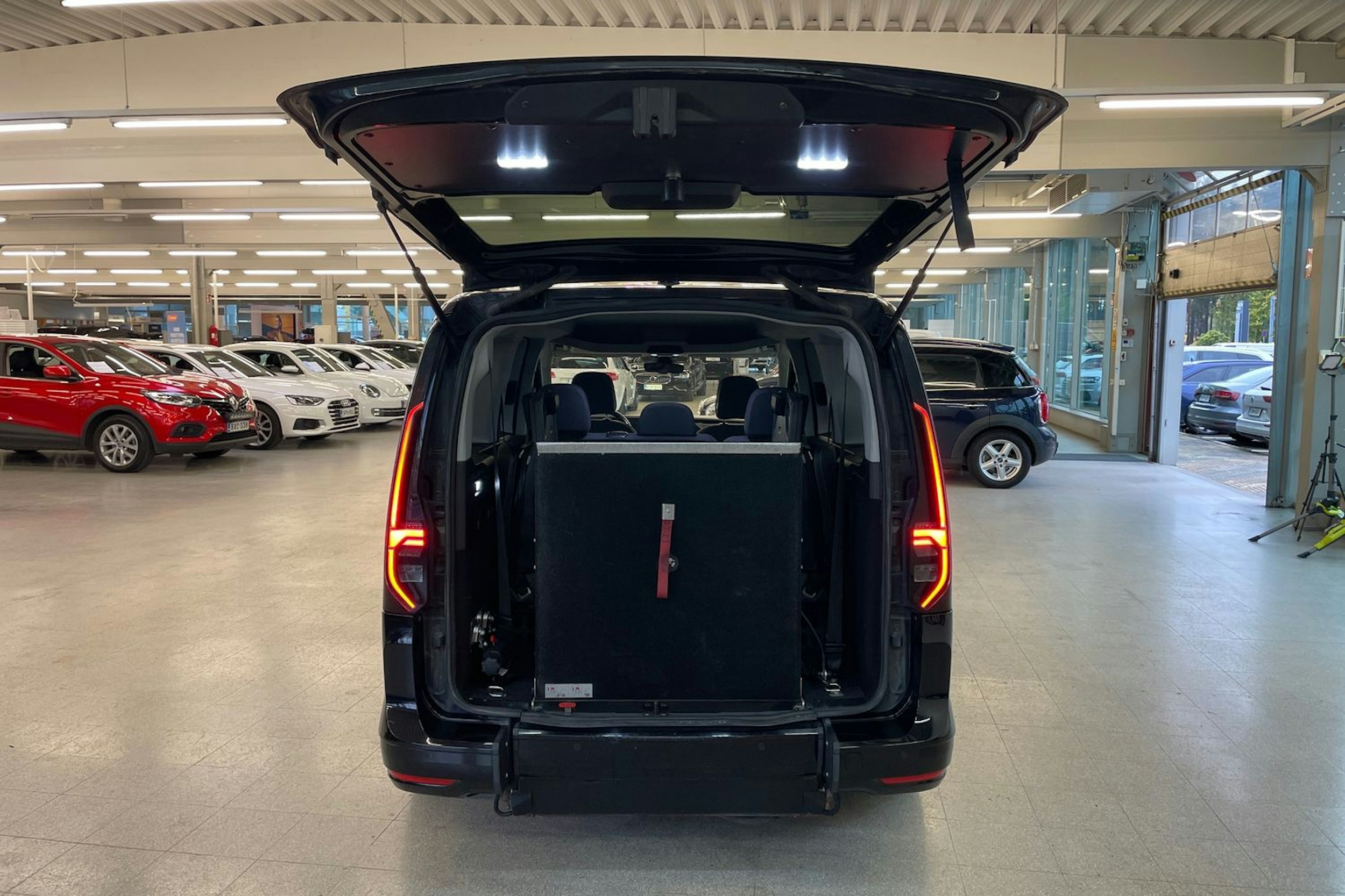 Musta Volkswagen CADDY 2021 kuva 19.