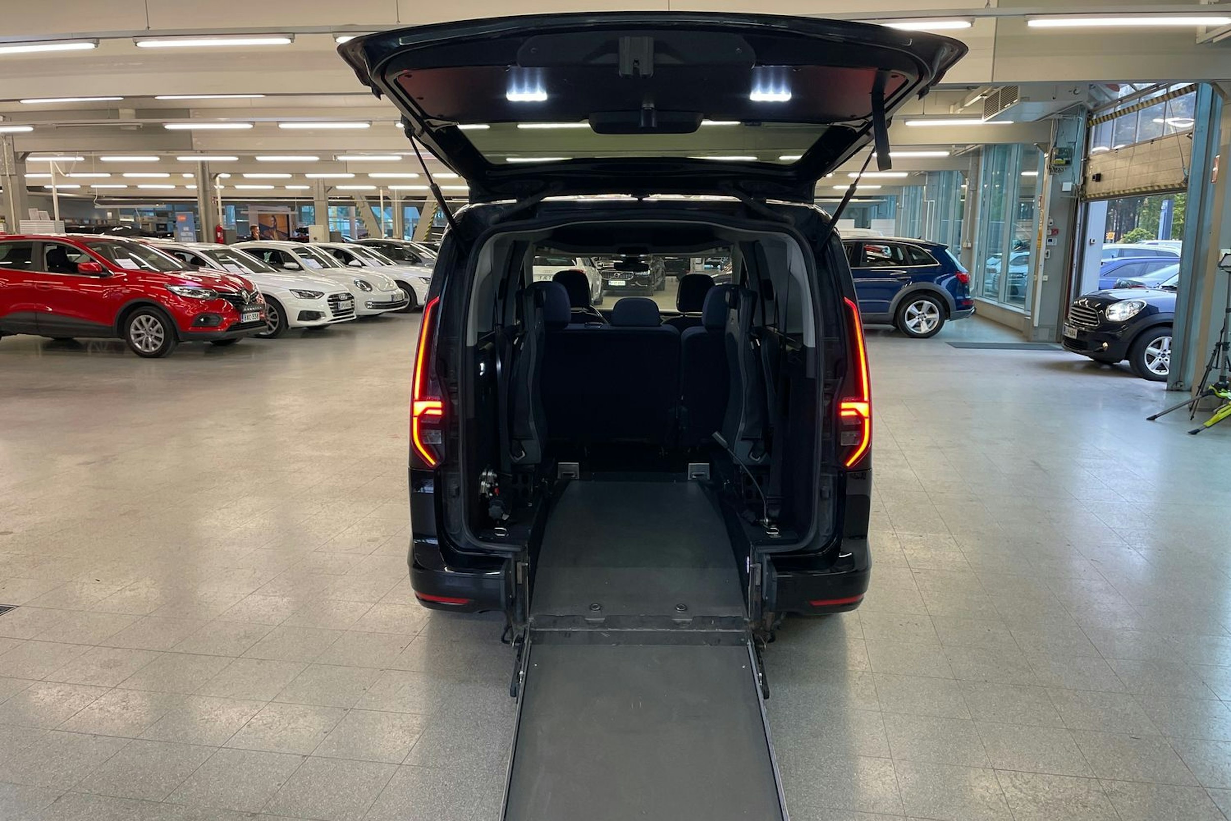 Musta Volkswagen CADDY 2021 kuva 20.