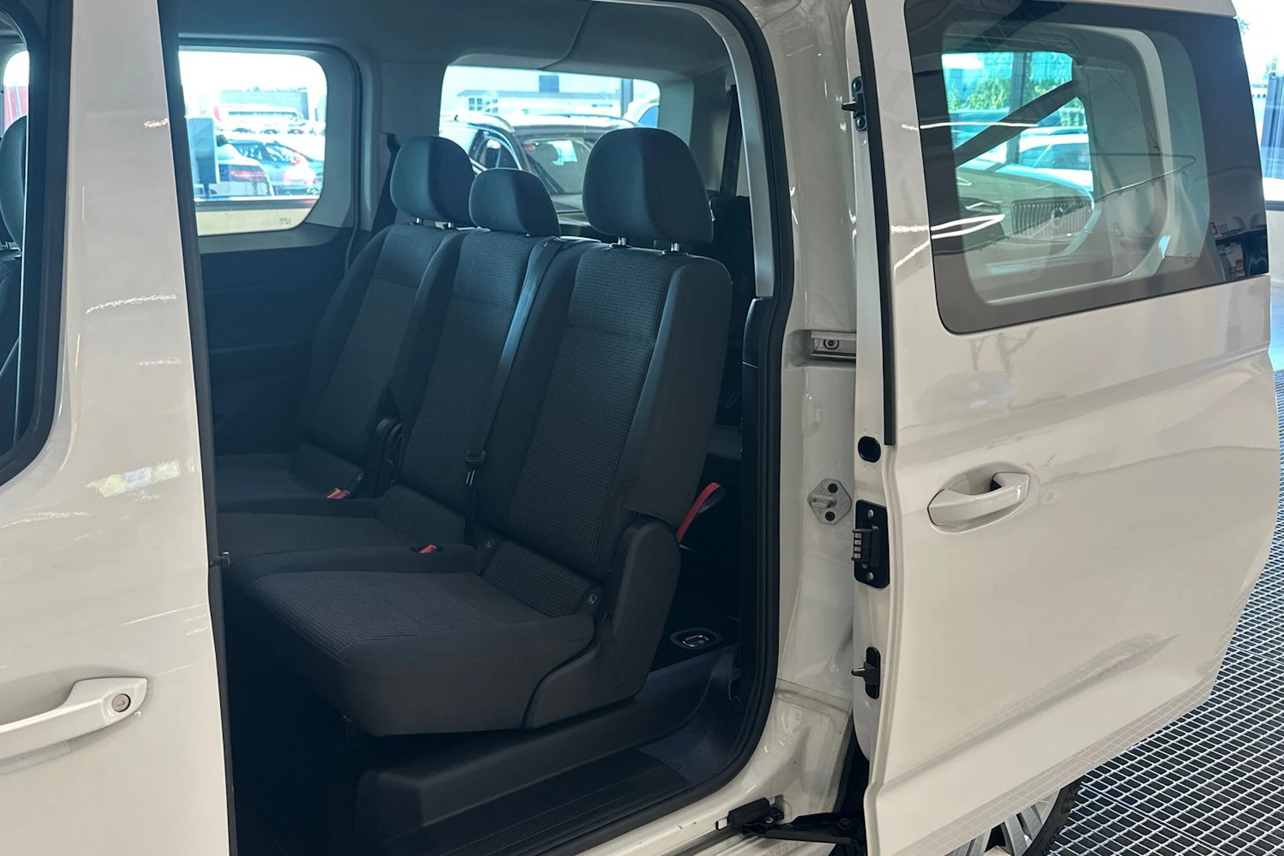valkoinen Volkswagen Caddy 2021 kuva 4.