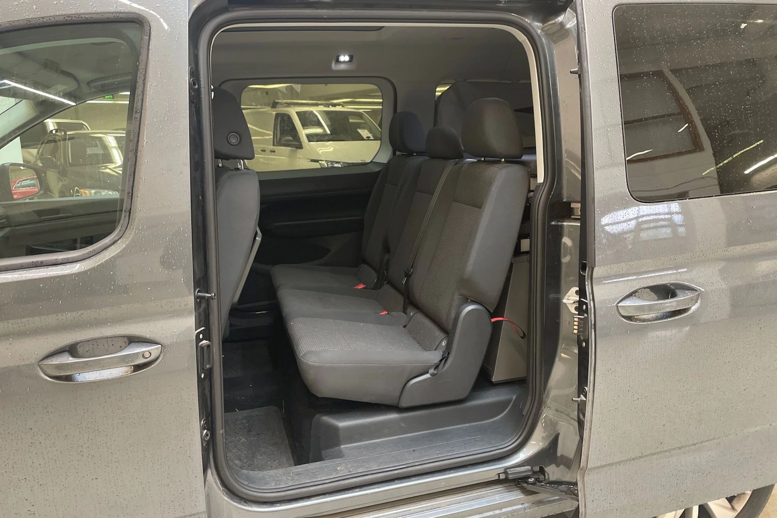 harmaa Volkswagen Caddy 2021 kuva 4.