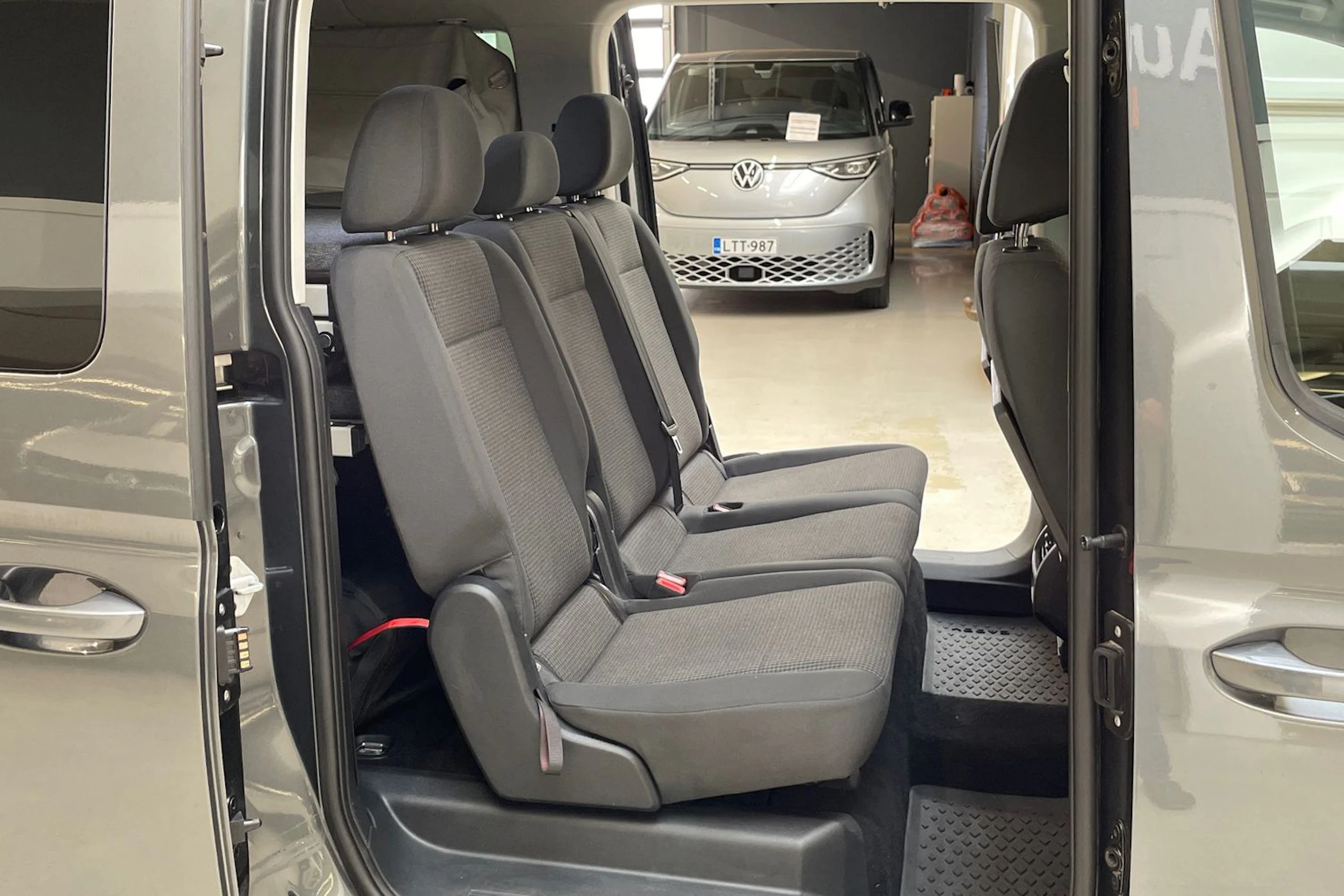 harmaa Volkswagen Caddy Maxi 2021 kuva 13.