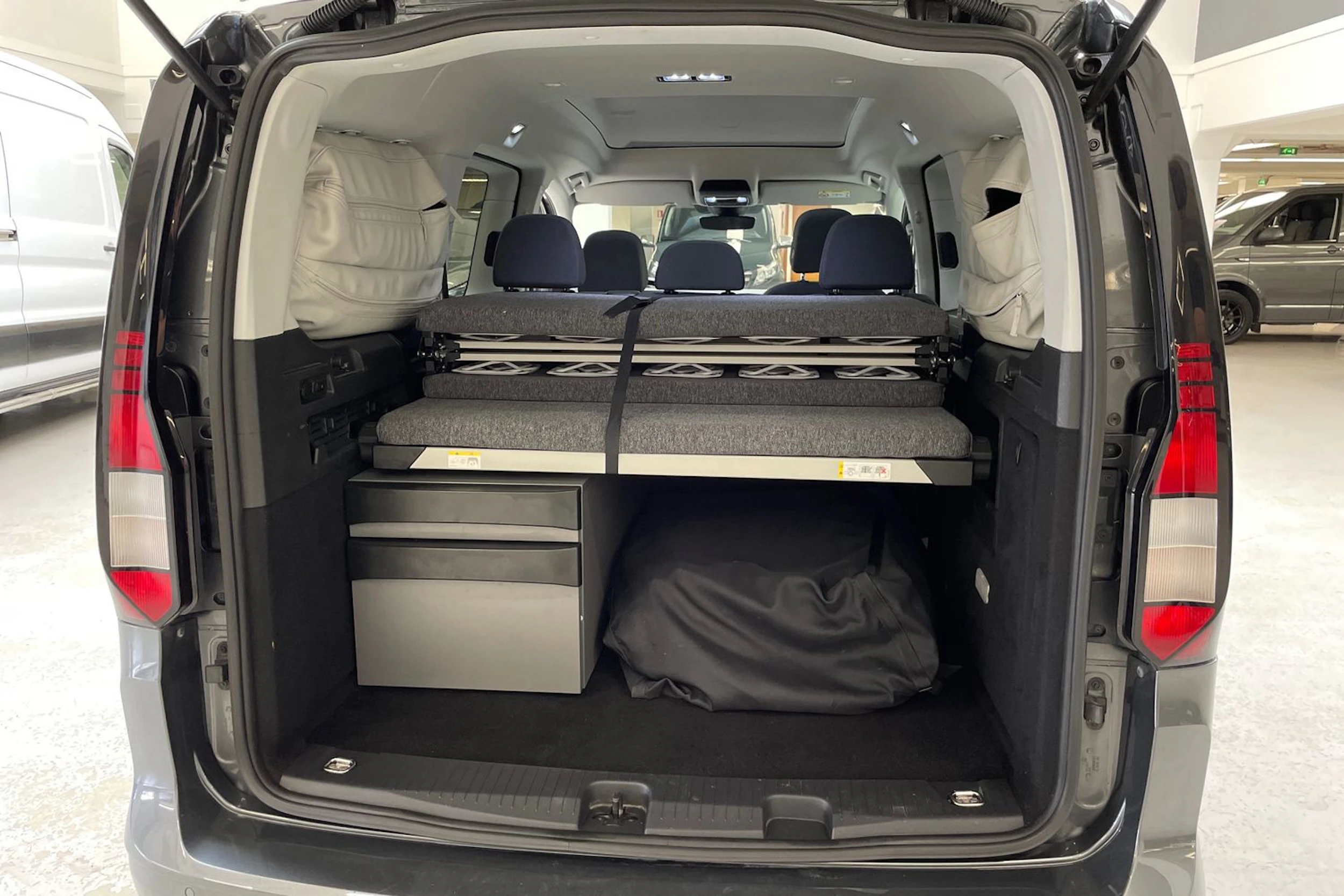harmaa Volkswagen Caddy Maxi 2021 kuva 16.