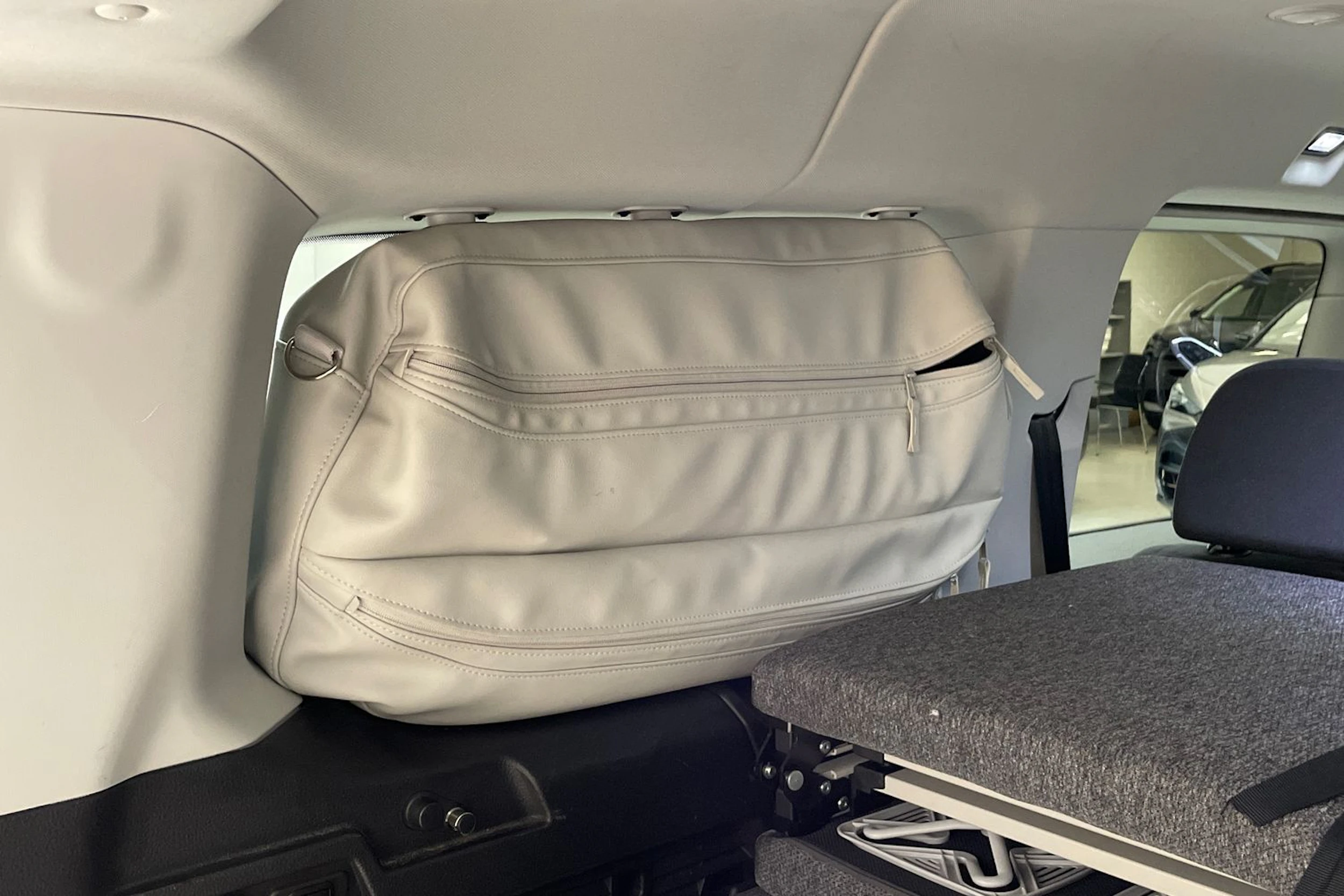 harmaa Volkswagen Caddy Maxi 2021 kuva 18.