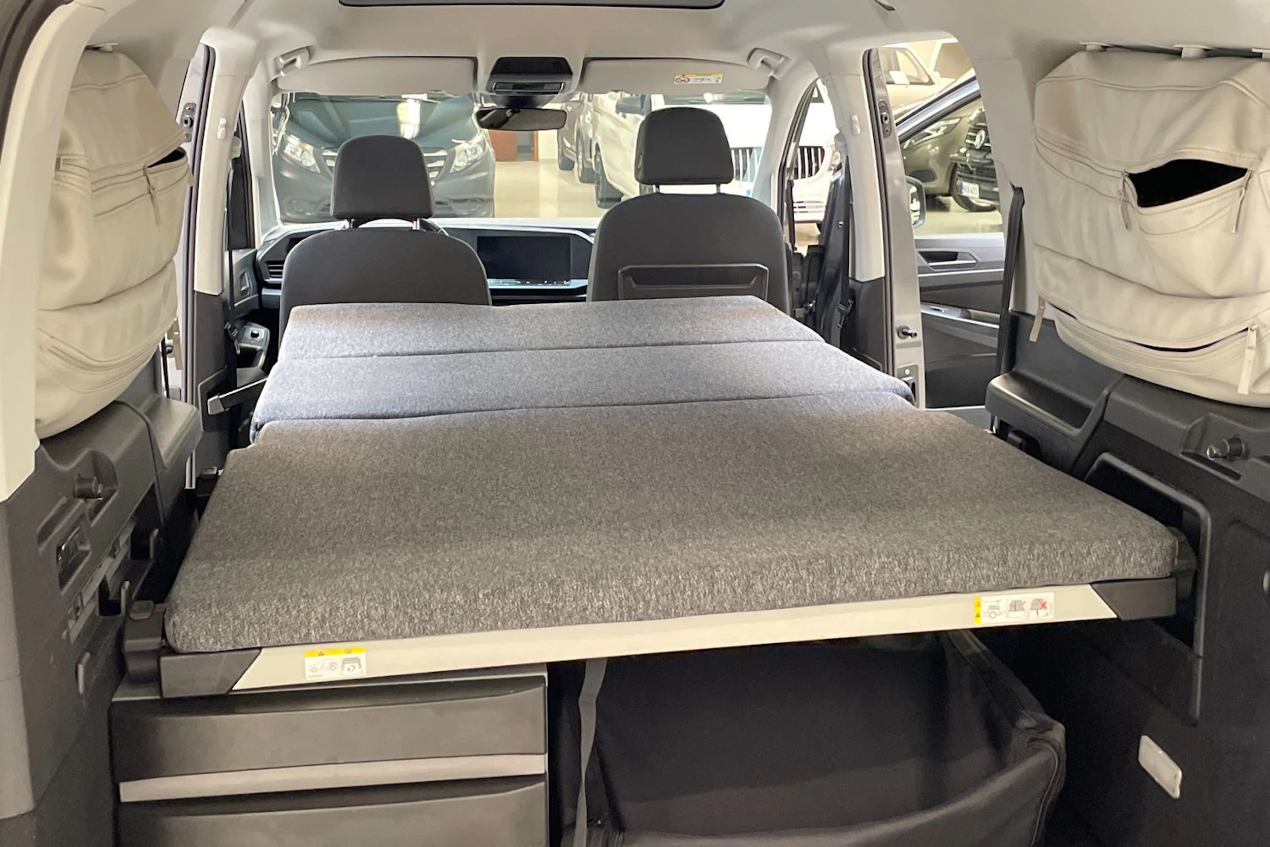 harmaa Volkswagen Caddy Maxi 2021 kuva 26.