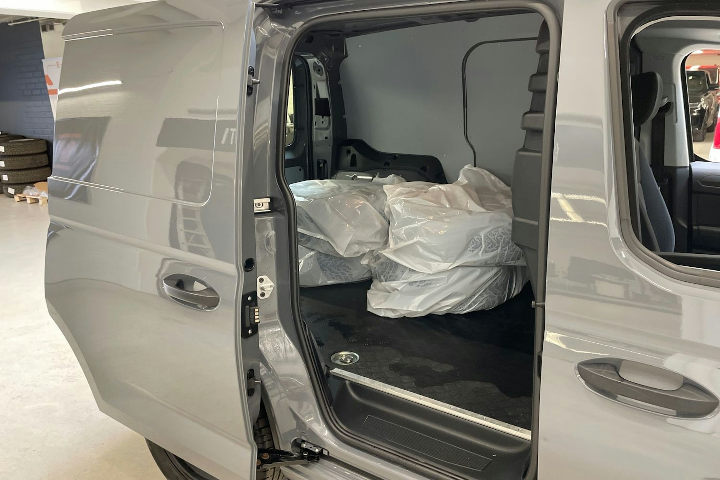 harmaa Volkswagen Caddy 2021 kuva 13.