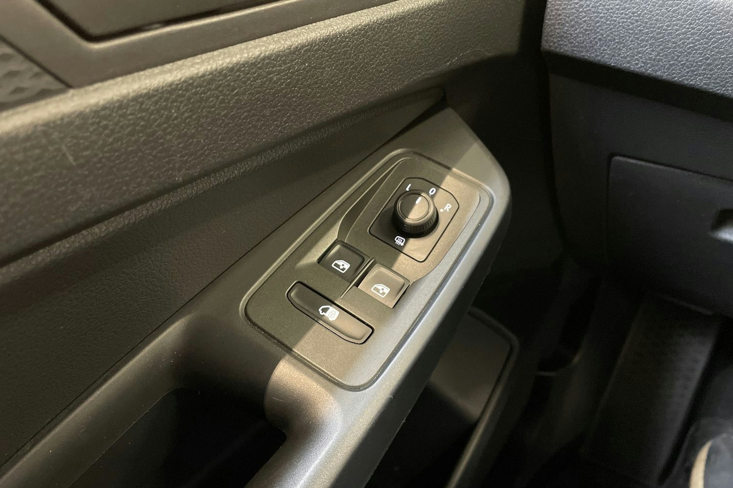 harmaa Volkswagen Caddy 2021 kuva 18.