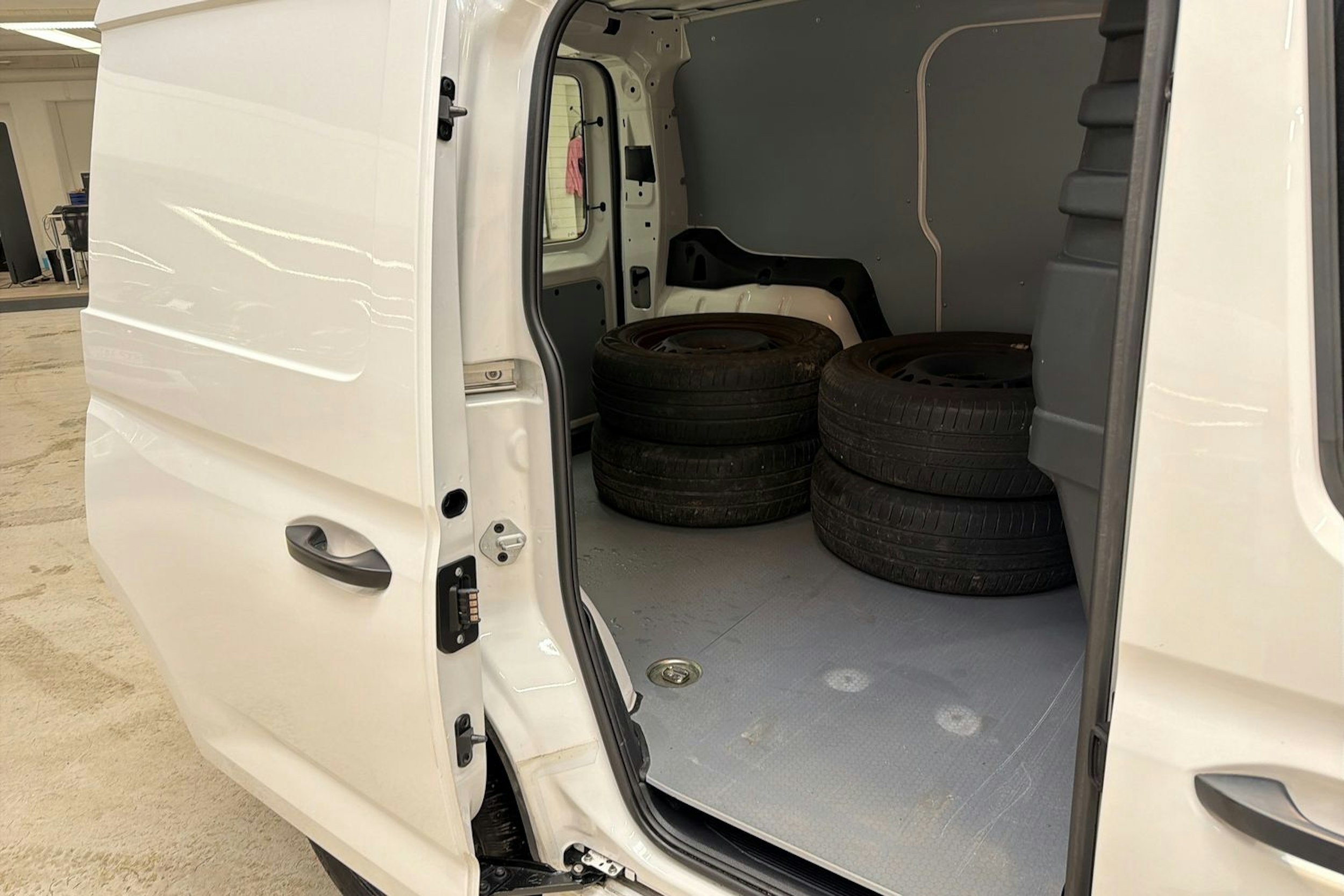 valkoinen Volkswagen Caddy 2021 kuva 21.