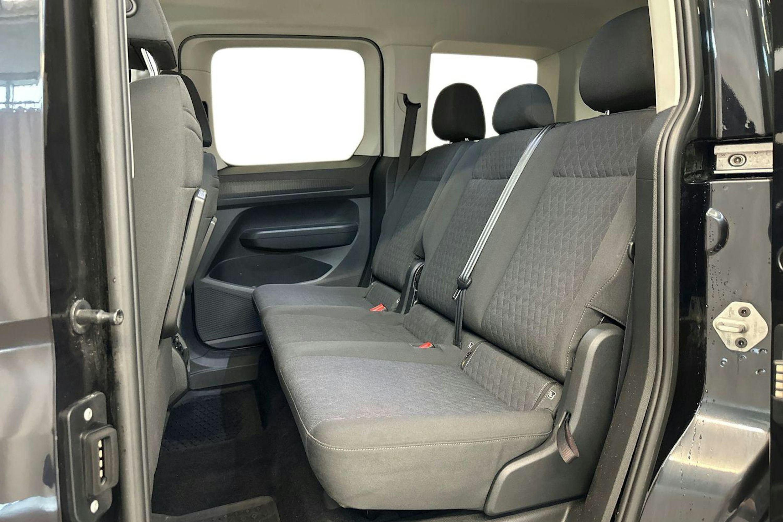 musta Volkswagen Caddy 2021 kuva 10.