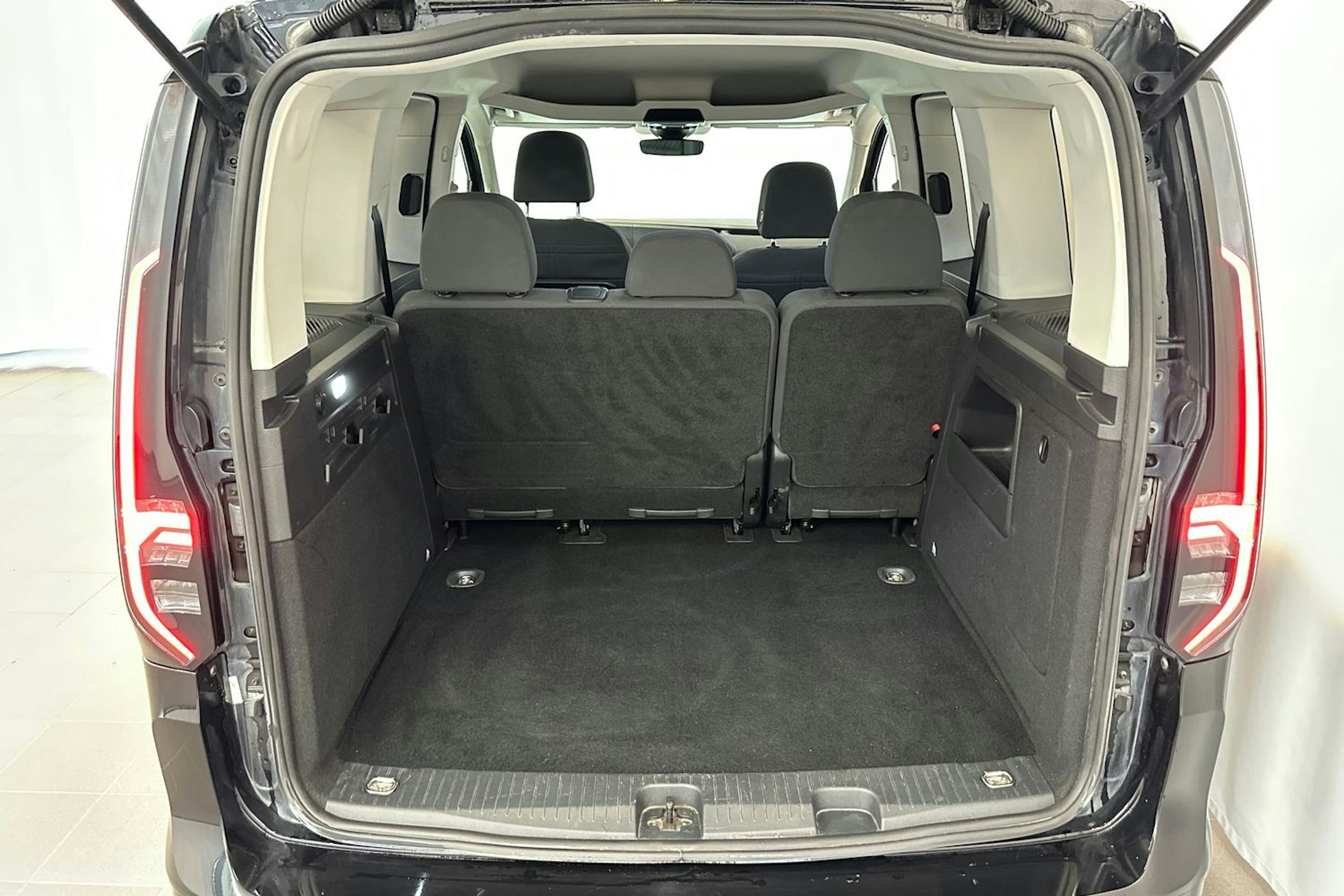 musta Volkswagen Caddy 2021 kuva 16.