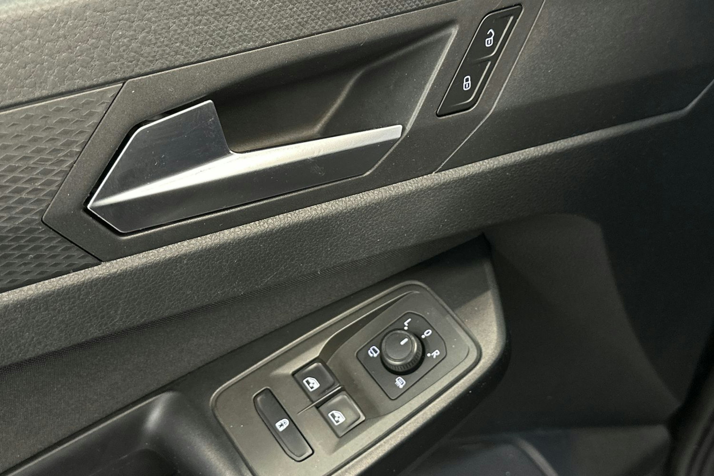 musta Volkswagen Caddy 2021 kuva 17.