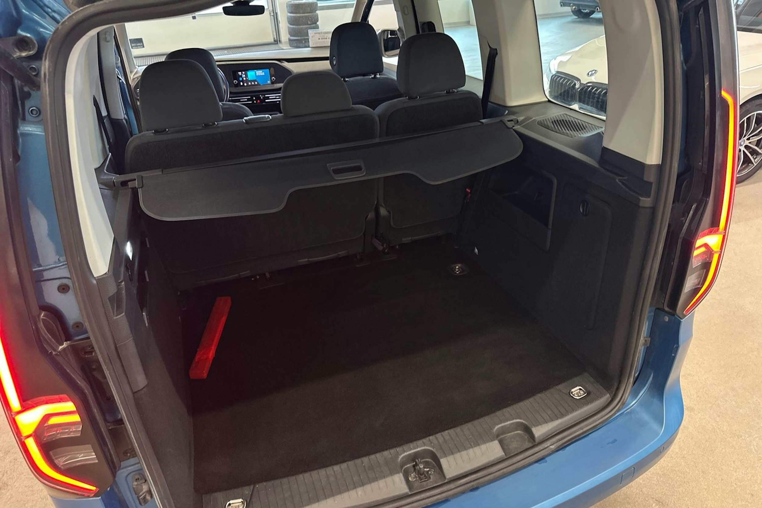 sininen Volkswagen Caddy 2021 kuva 17.