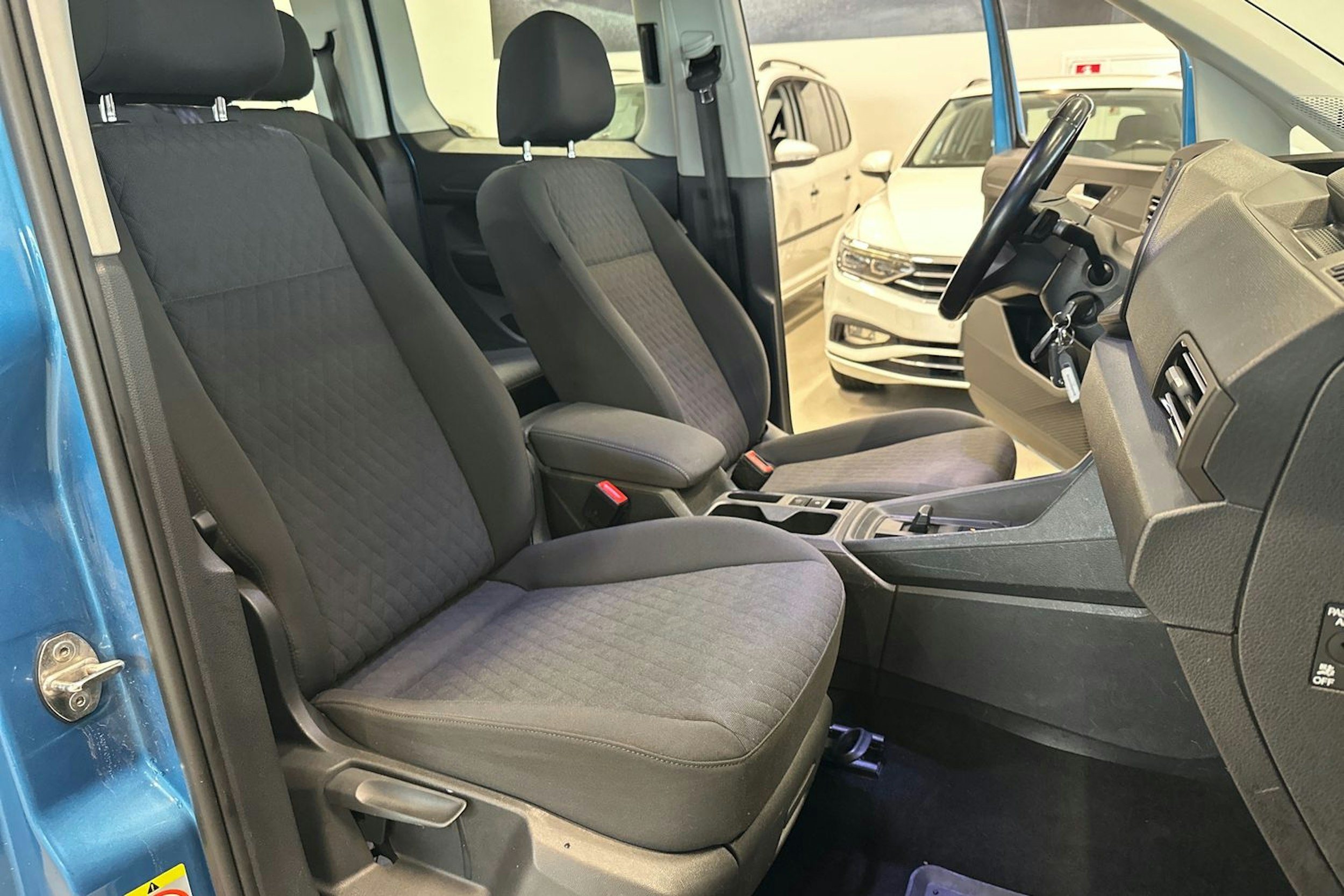 sininen Volkswagen Caddy 2021 kuva 19.