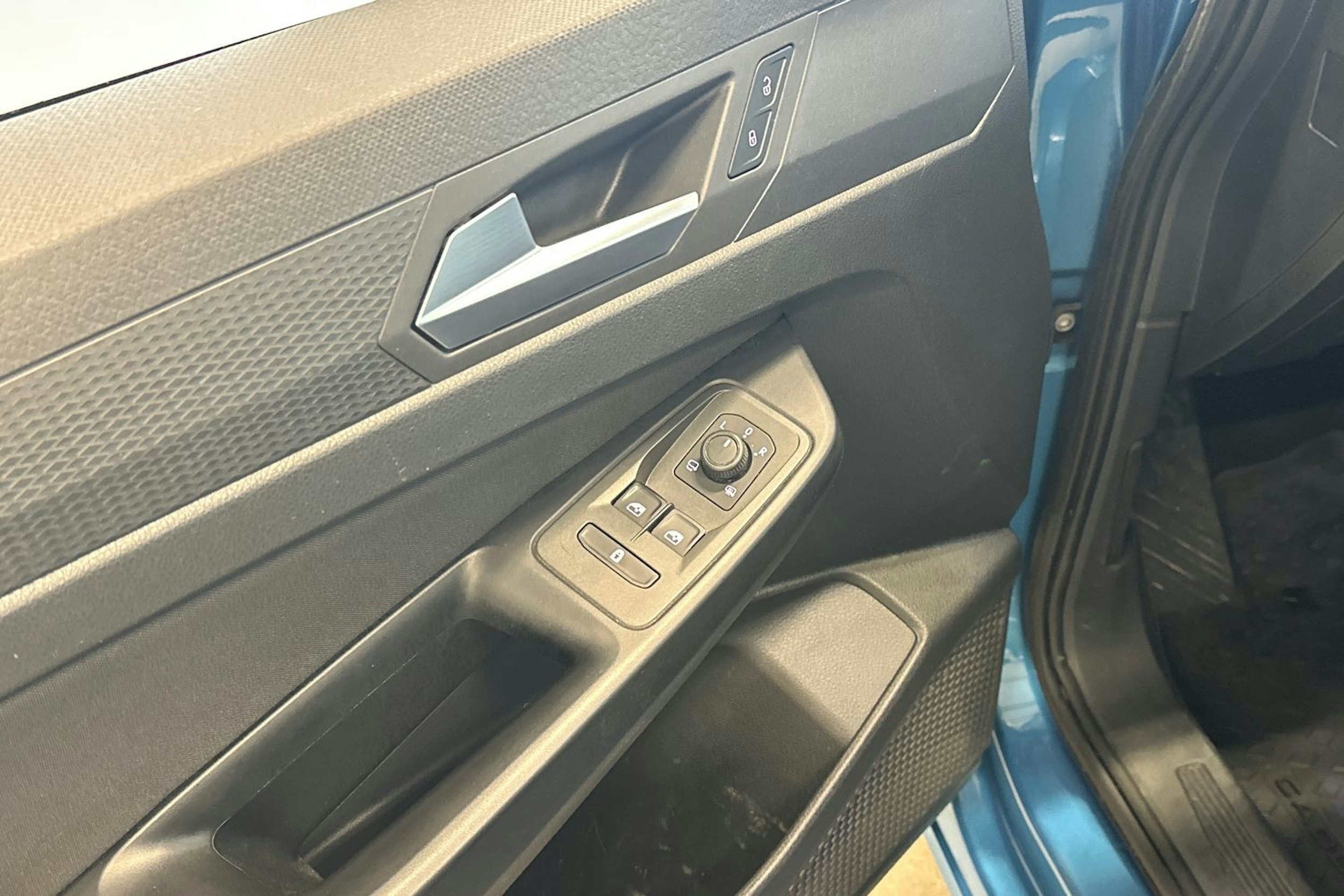 sininen Volkswagen Caddy 2021 kuva 22.